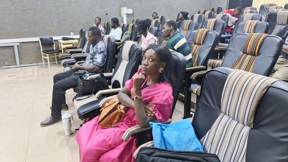 Les membres de l’ASCRIC-B et les étudiants de l'ISIS-SE attentifs à l'exposé sur l'esthétique sonore