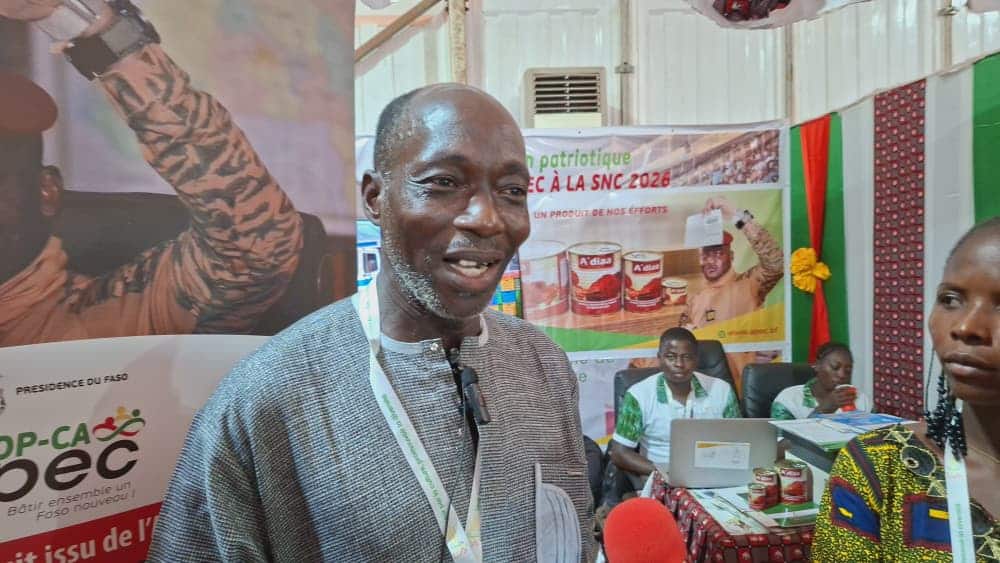 Zongo Seydou, producteur à Bama, venu renouveler sa souscription au stand de l'APEC