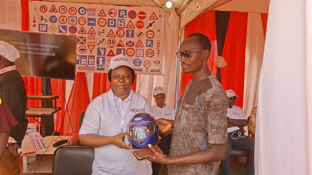Samé/Yaméogo Buudnoma Nina, Directrice à l'ONASER, expliquant les missions de l'office