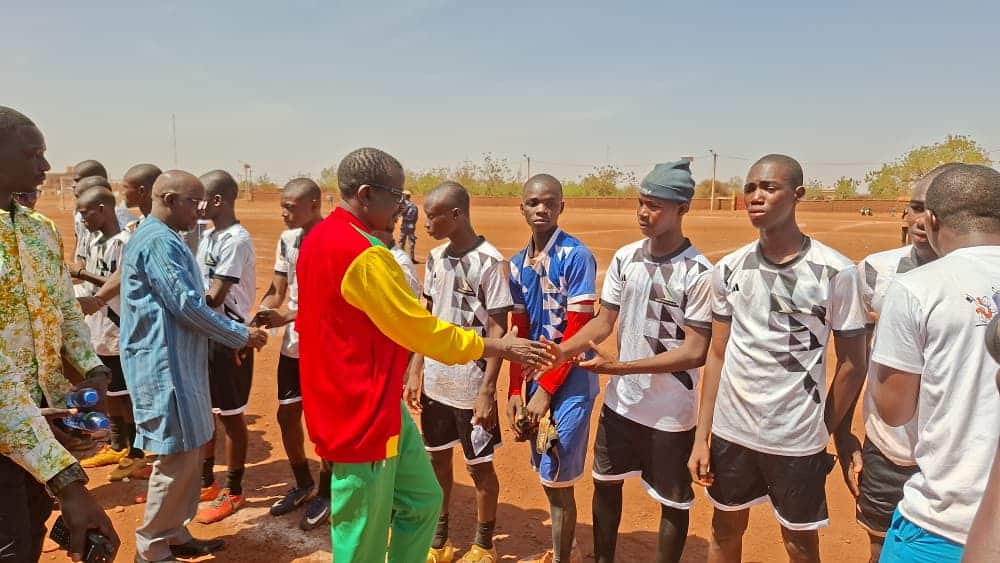 Le ministre félicite les élèves pour leurs performances sportives et leur esprit de fair-play.