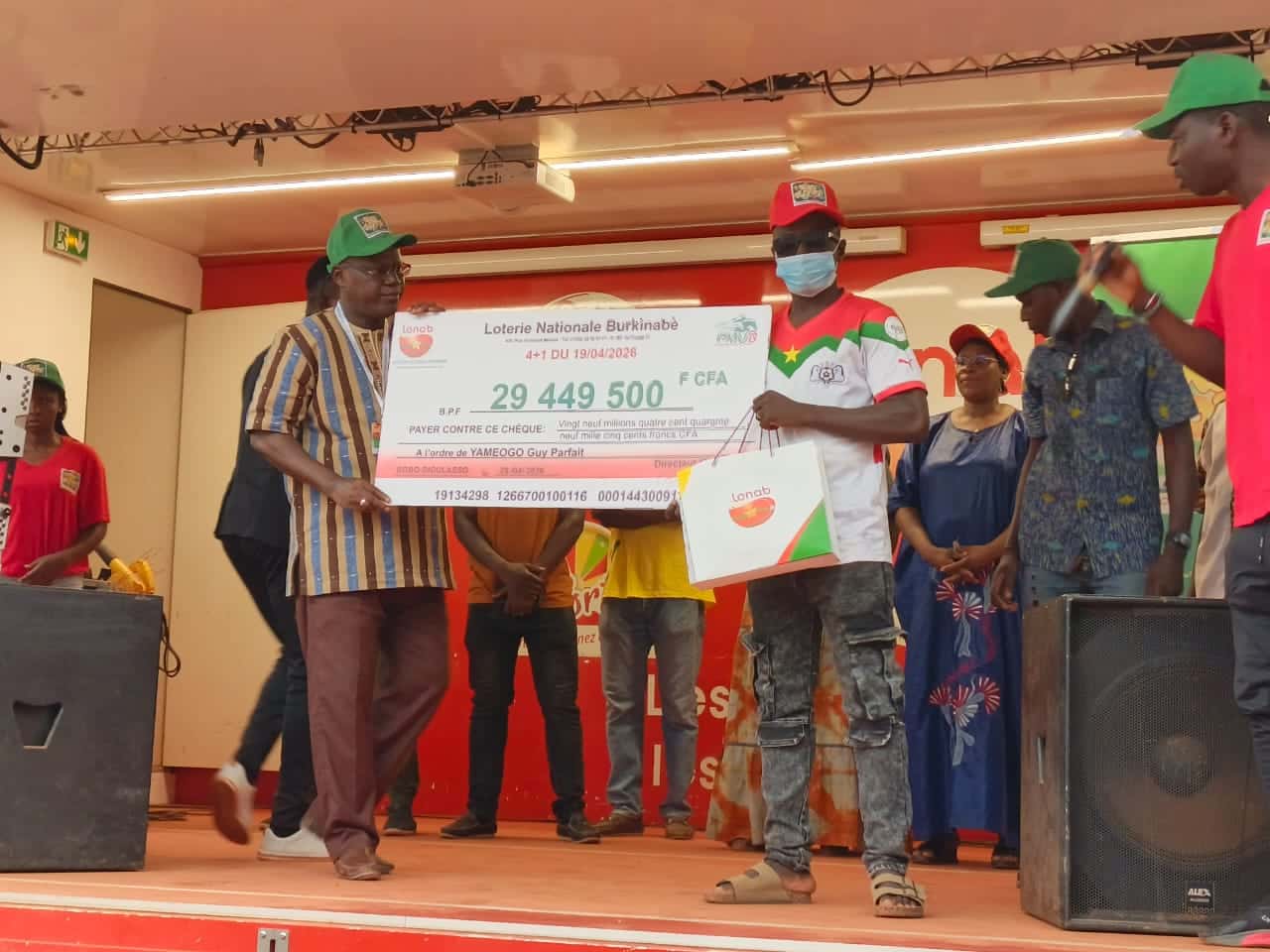 Le jeune footballeur Guy Parfait Yaméogo, heureux lauréat d'un gain de 29 449 500 FCFA.