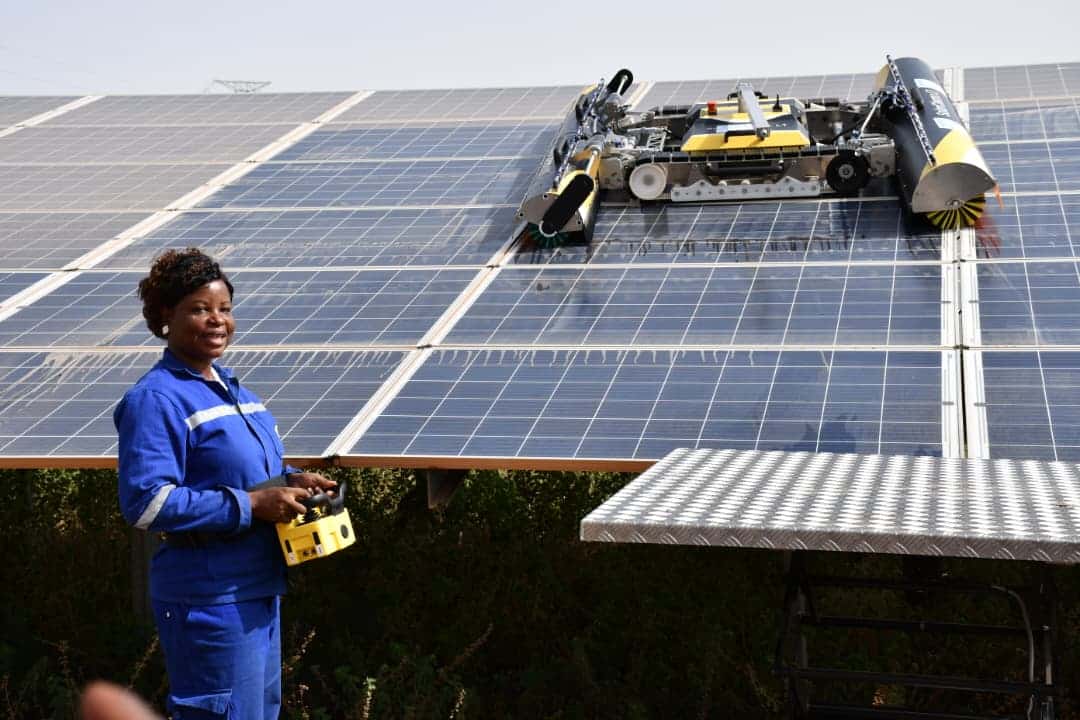 Le robot L1 et son transporteur T1 lors de la remise officielle à la centrale de Zagtouli