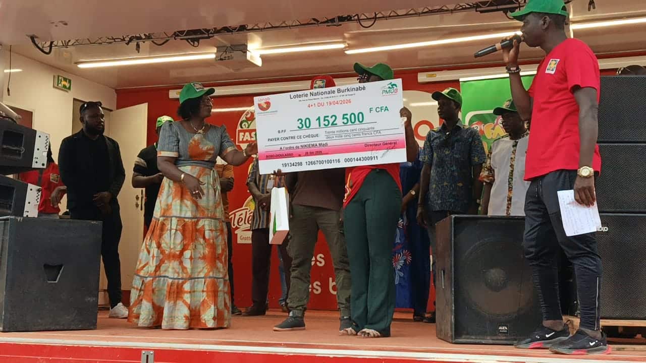 Madi Nikièma, investisseur dans l'agro-pastoral, présente son chèque de plus de 30 millions de FCFA