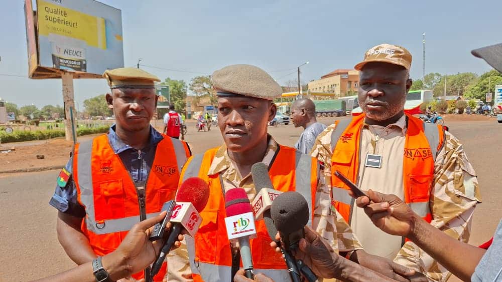 Lieutenant de Police Moctar Ouédraogo expliquant l'importance du casque pour protéger les vies durant le festival