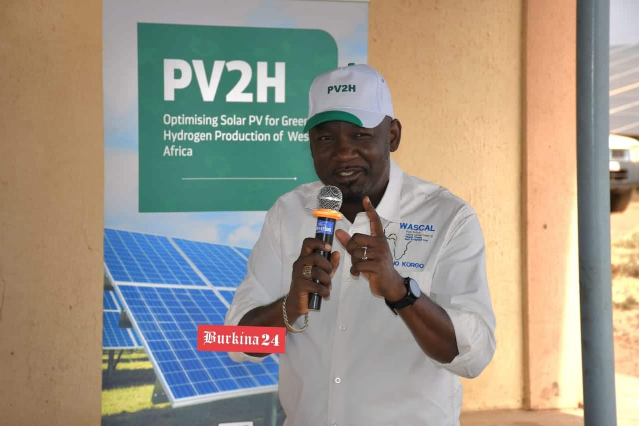 Dr Bruno Korgo, coordonnateur du projet PV2H, expliquant les enjeux technologiques du robot.