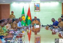 Capitaine Ibrahim Traoré, Président du Faso, Chef de l'État (Au milieu)