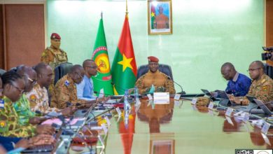 Capitaine Ibrahim Traoré, Président du Faso, Chef de l'État (Au milieu)
