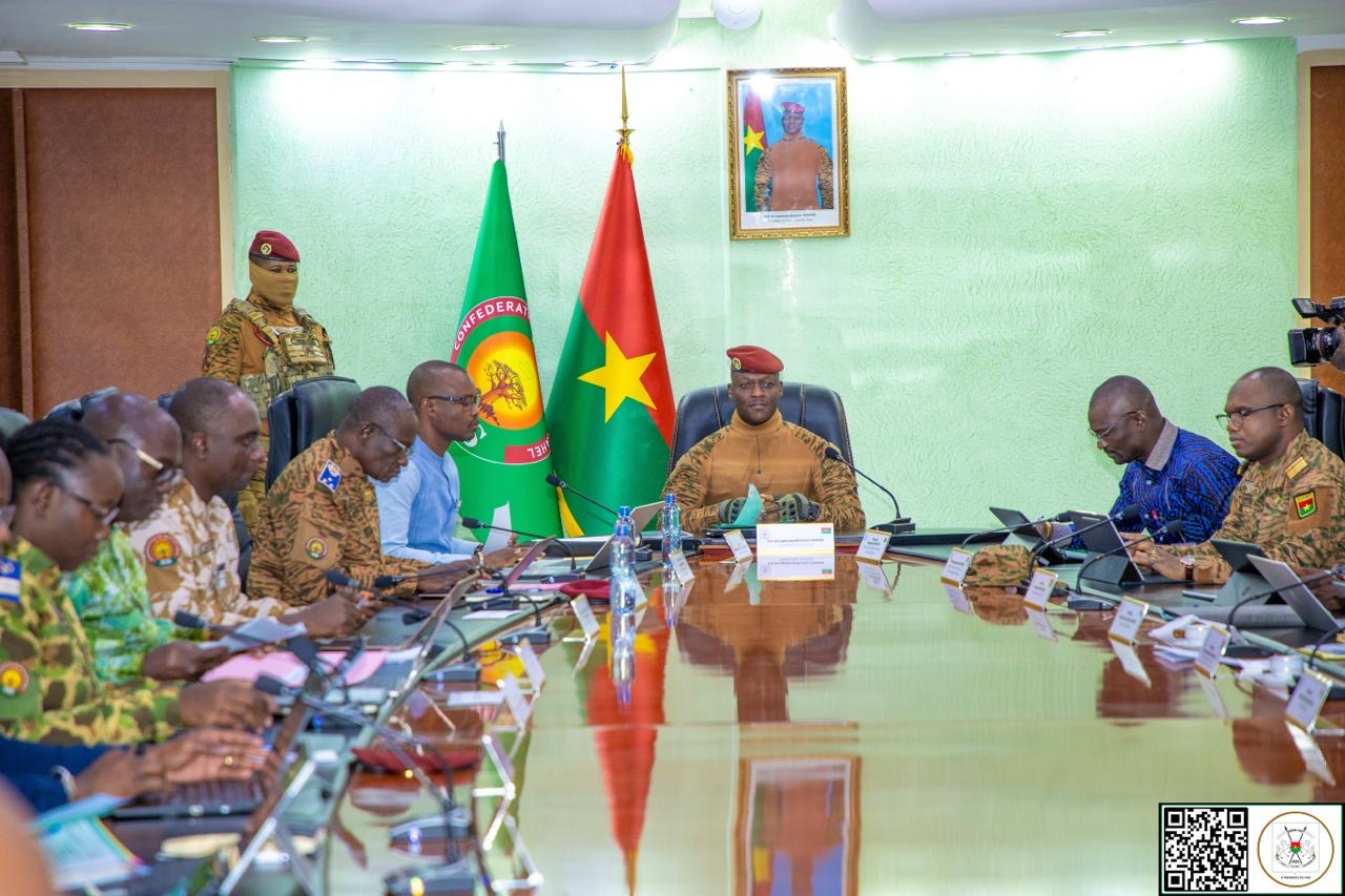 Capitaine Ibrahim Traoré, Président du Faso, Chef de l'État (Au milieu)