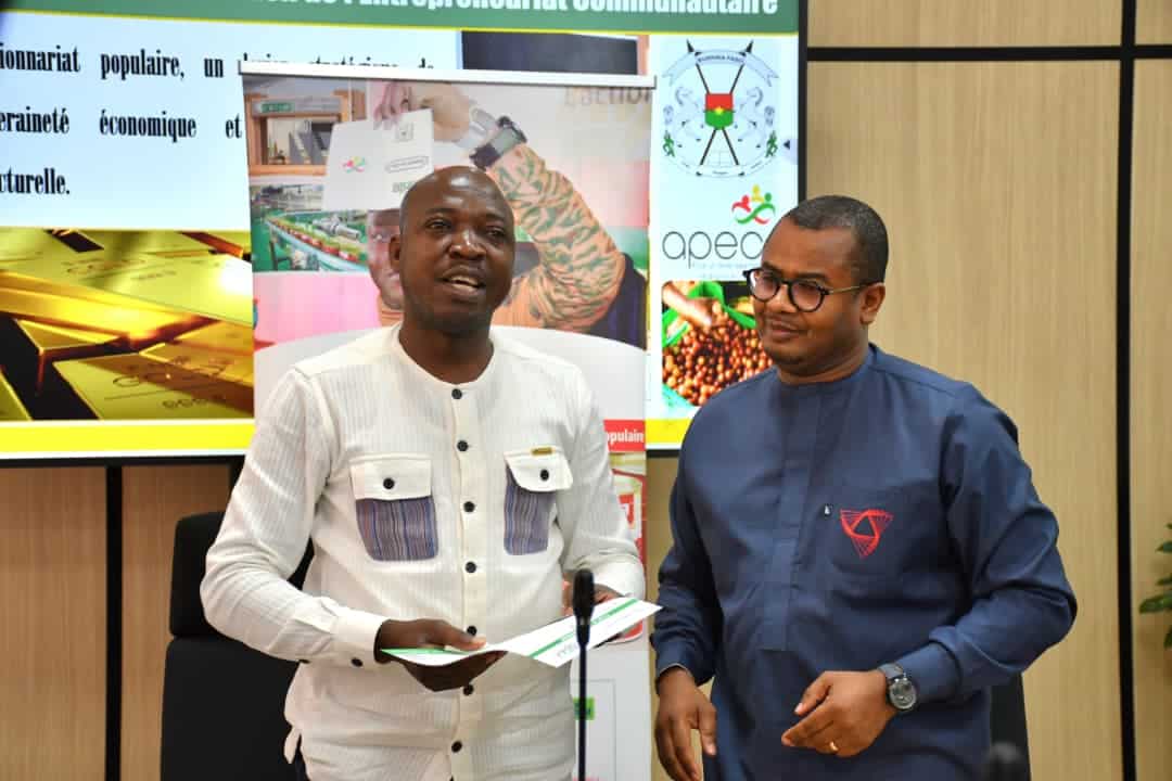 le Directeur Général de l'APEC remettant la fiche de souscription au Directeur Général de la SGBF