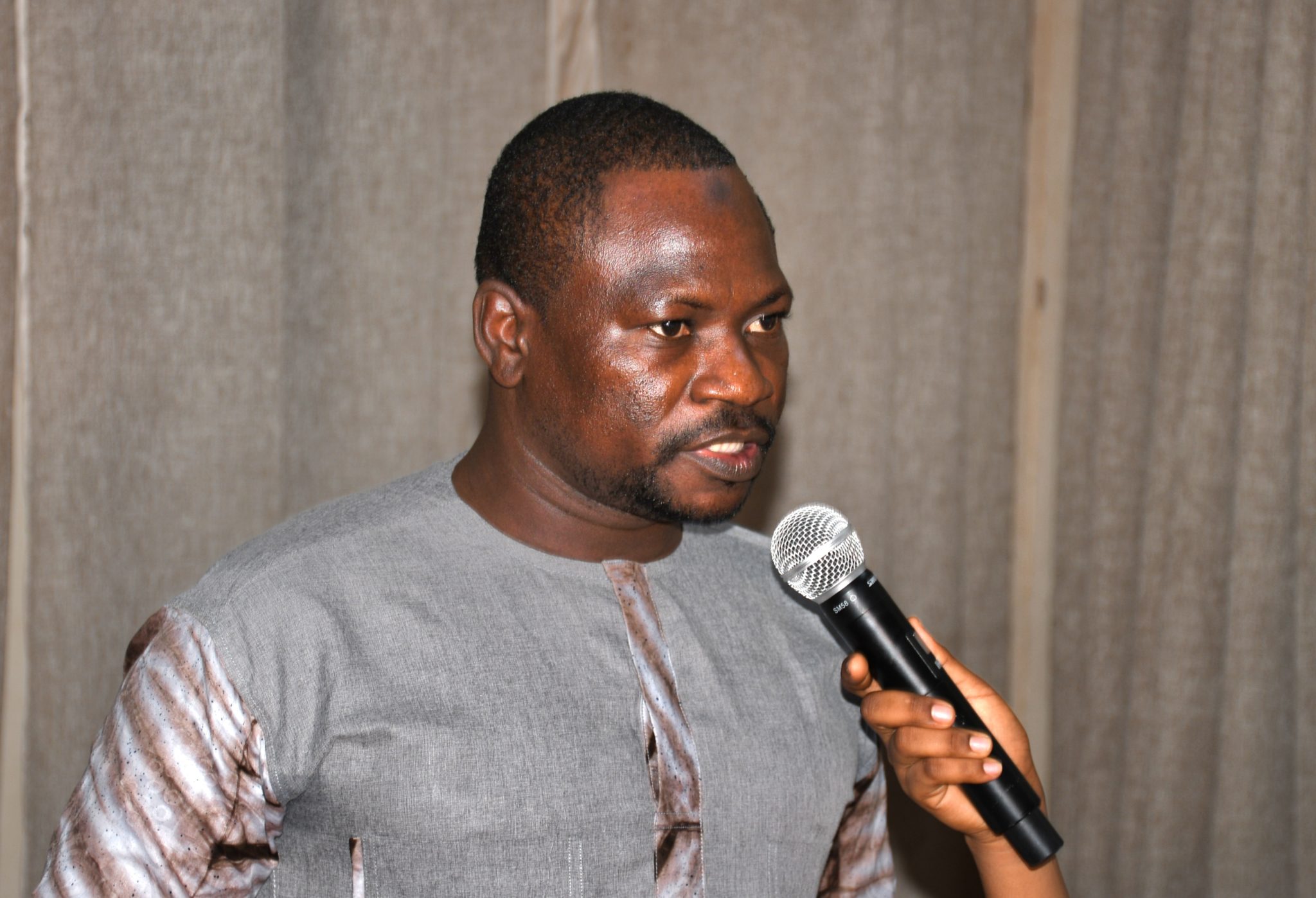 Yacouba Zana, membre du comité d'organisation, présentant les objectifs de la foire multisectorielle de l'AES