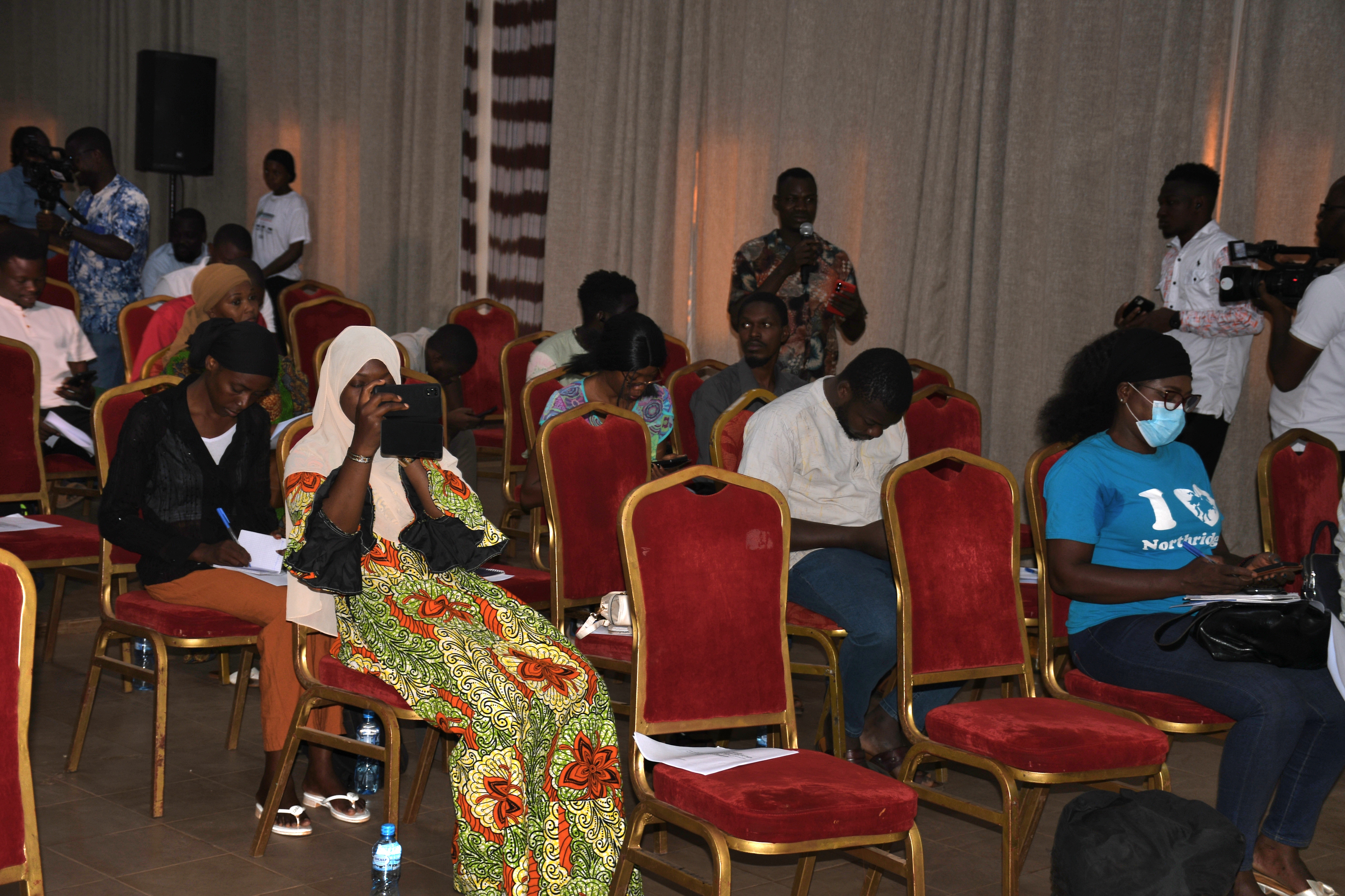 des journalistes et invités lors de la conférence de presse consacrée à la souveraineté économique de l'AES