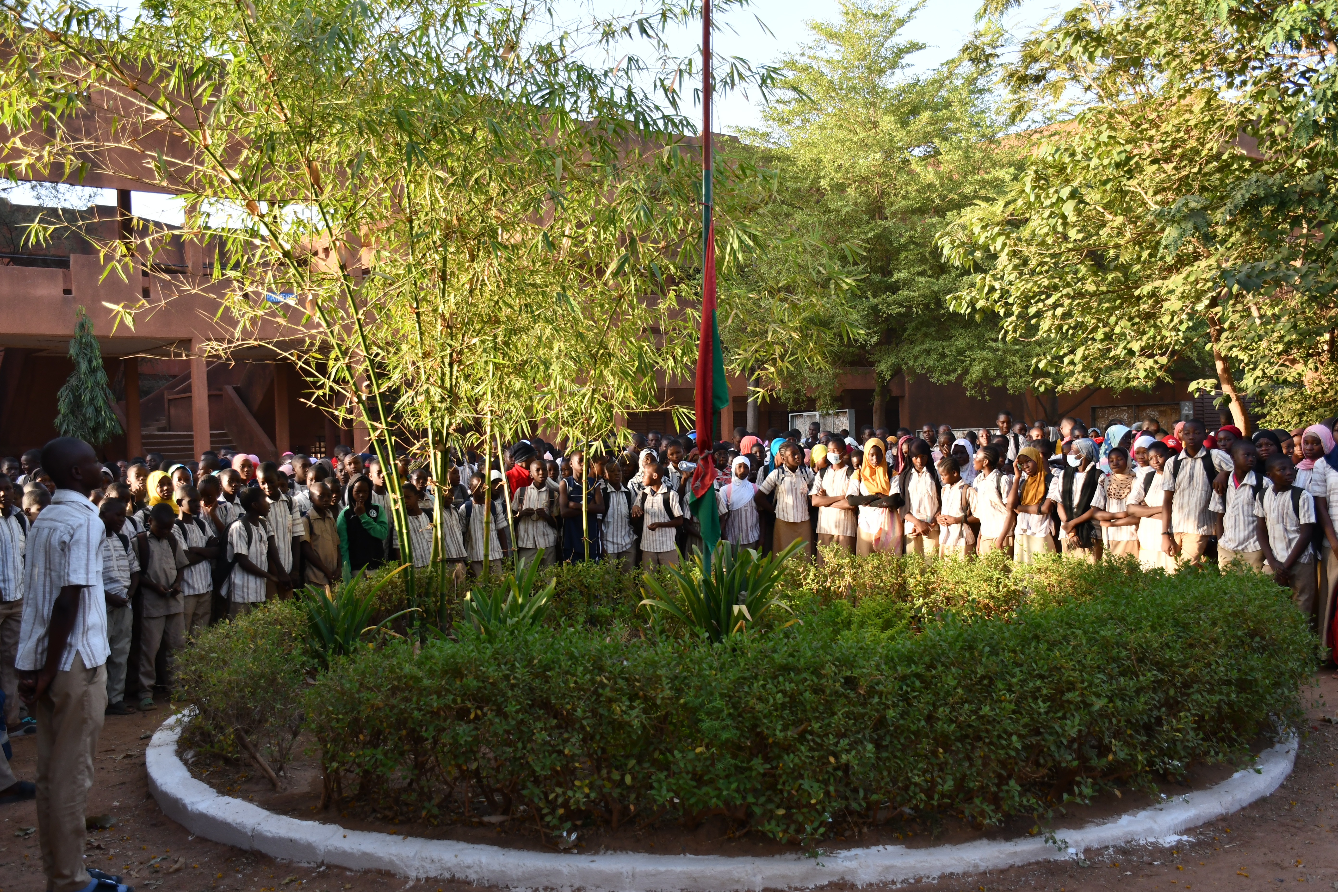 Autorités éducatives et élèves unis autour du drapeau national