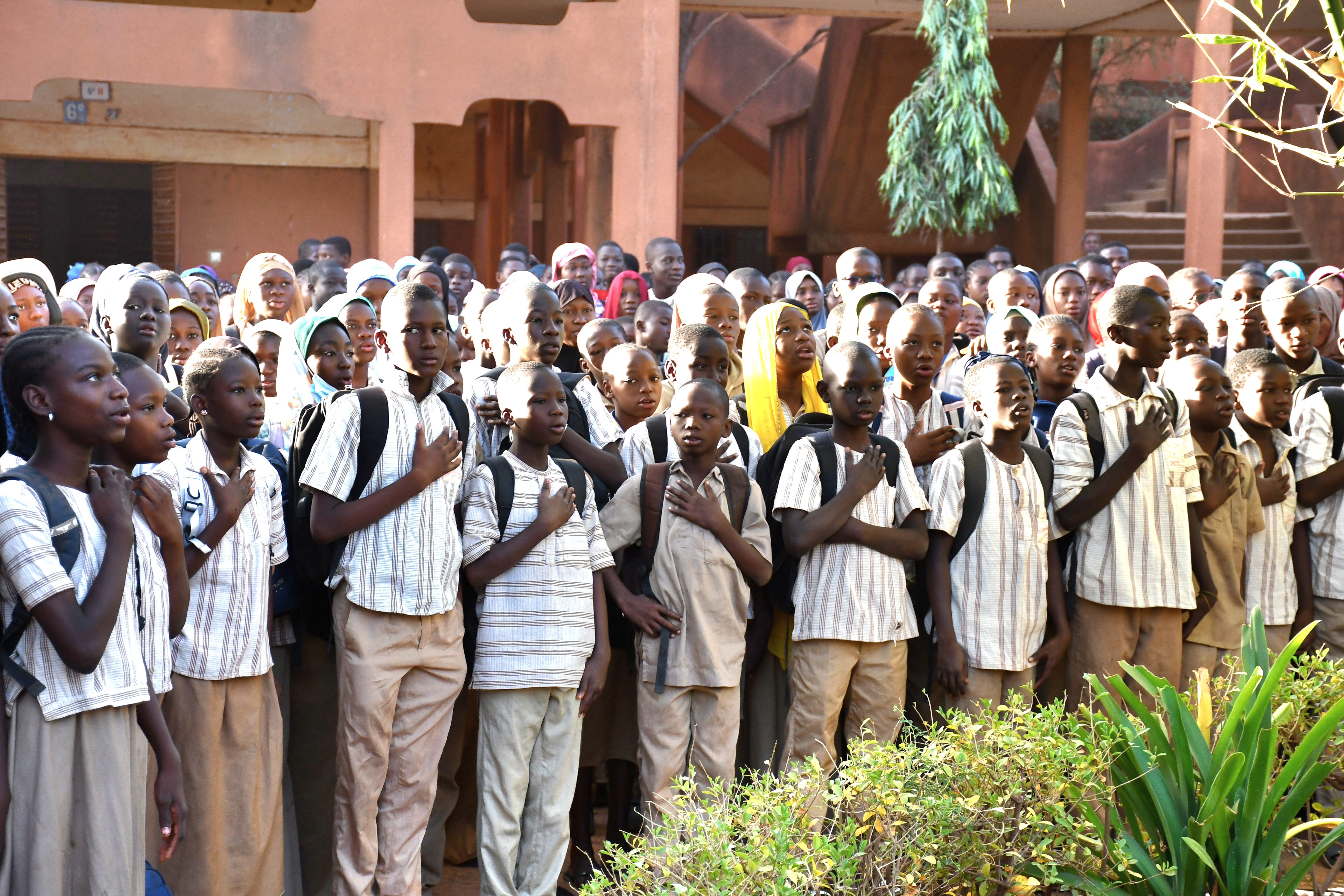 Montée des couleurs nationale en présence du personnel administratif, enseignant et de la délégation ministérielle