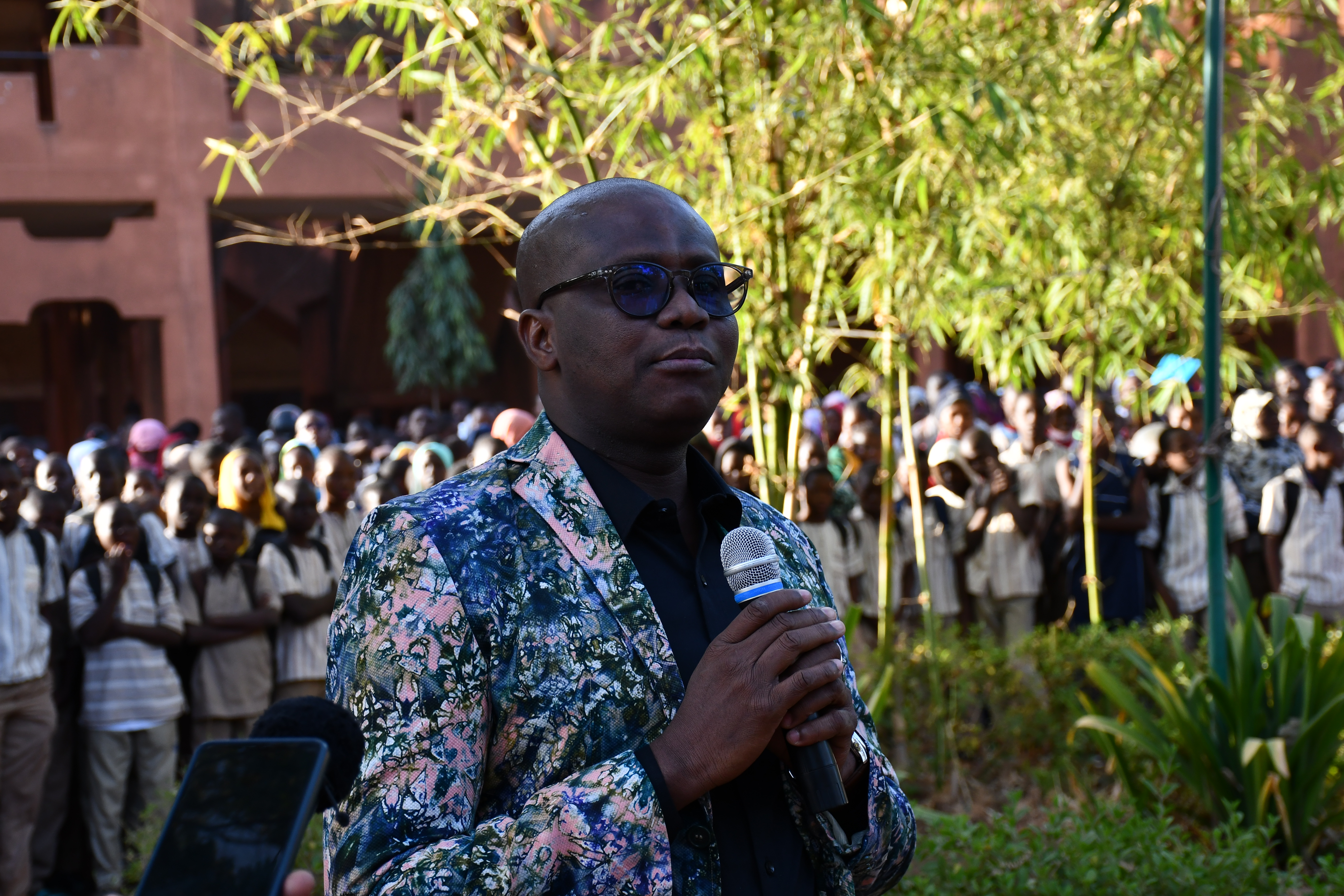 Le Proviseur du Lycée Municipal Vénégré souhaitant la bienvenue à la délégation ministérielle