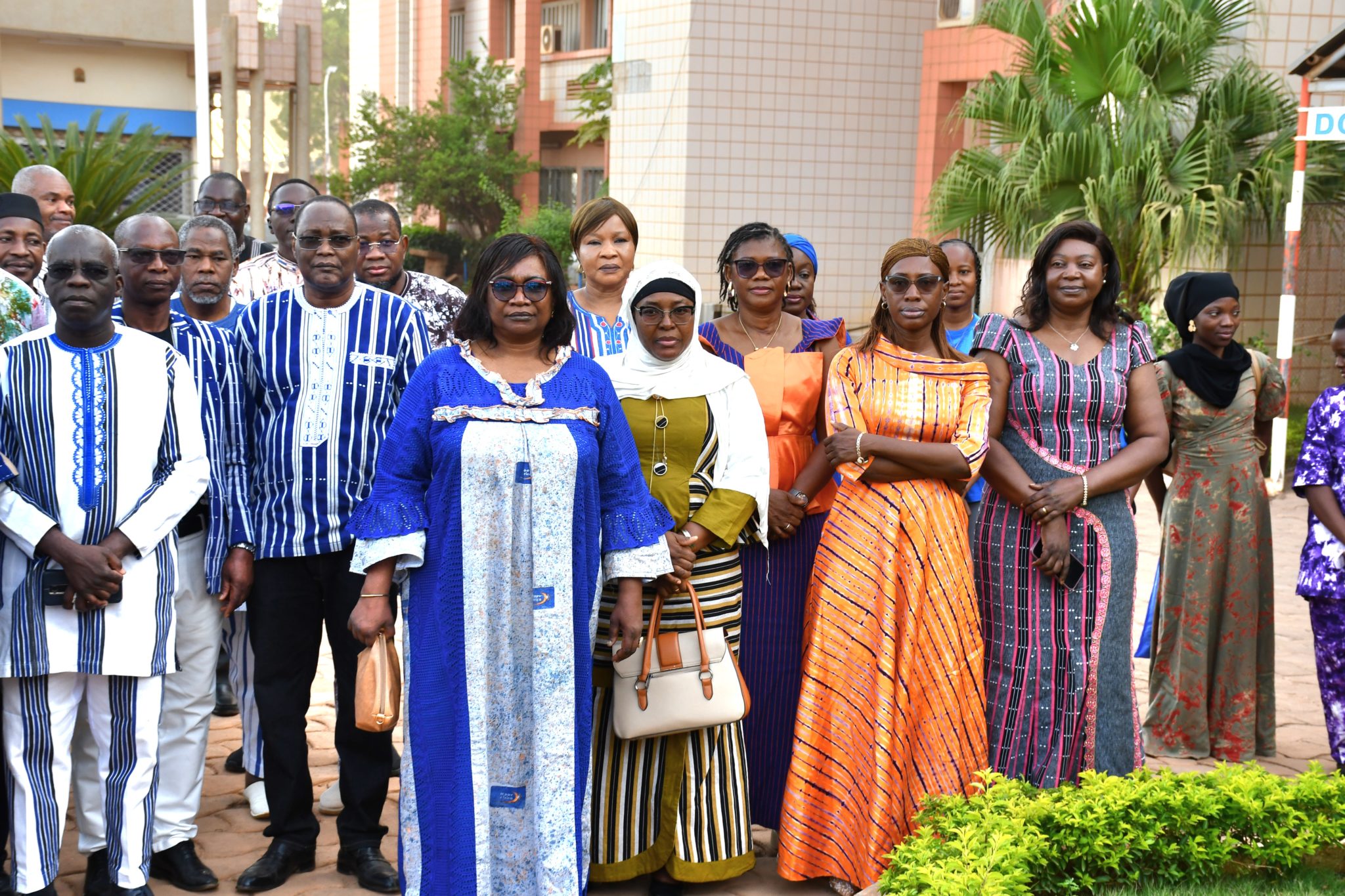 Le personnel de Moov Africa (ONATEL-SA) entonnant le Ditanyè en langue mooré