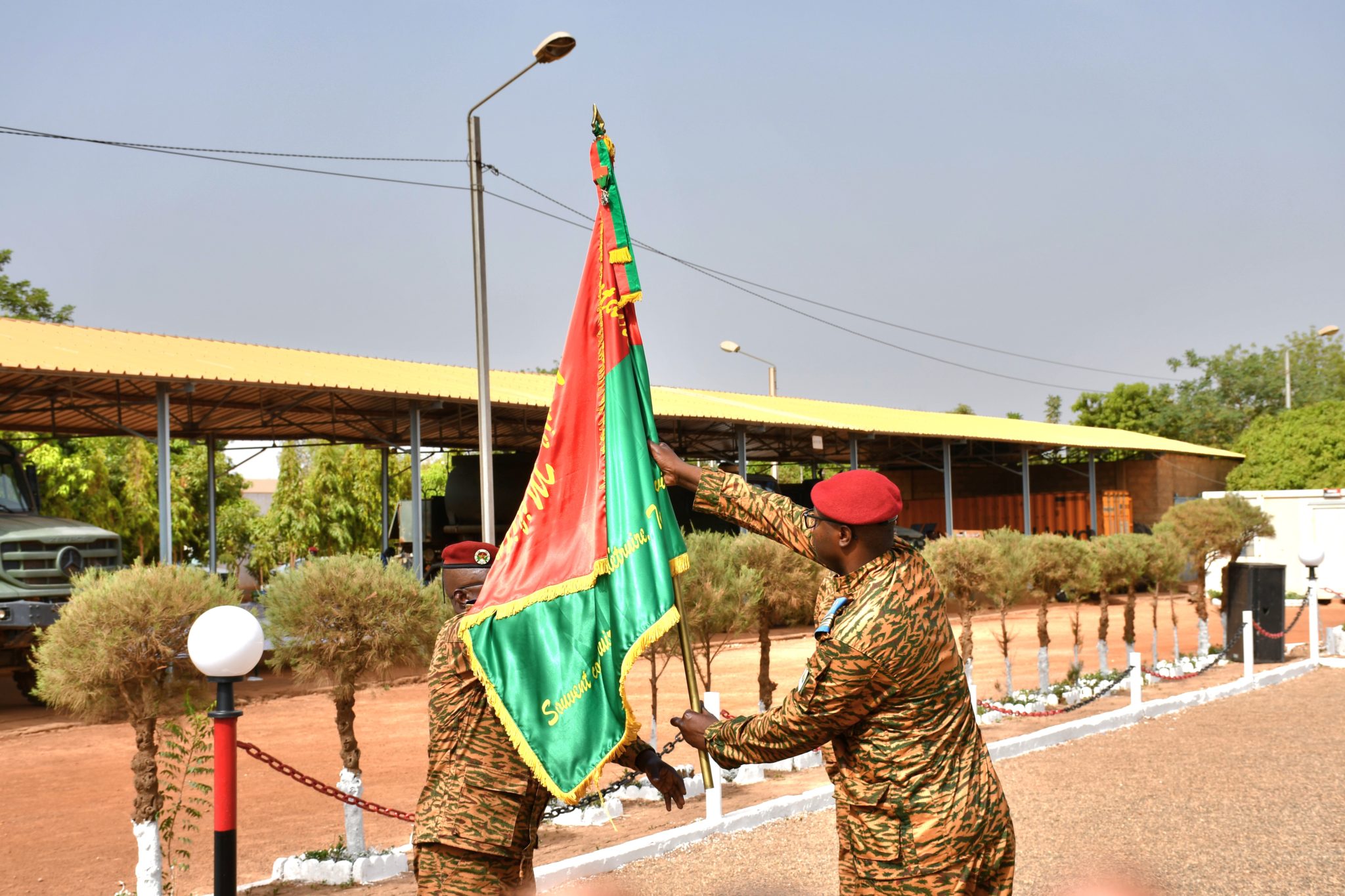 Le Lieutenant-Colonel Michaël Tiendrébéogo (à droite) reçoit le drapeau du Bataillon des mains du Commandant du GCA.