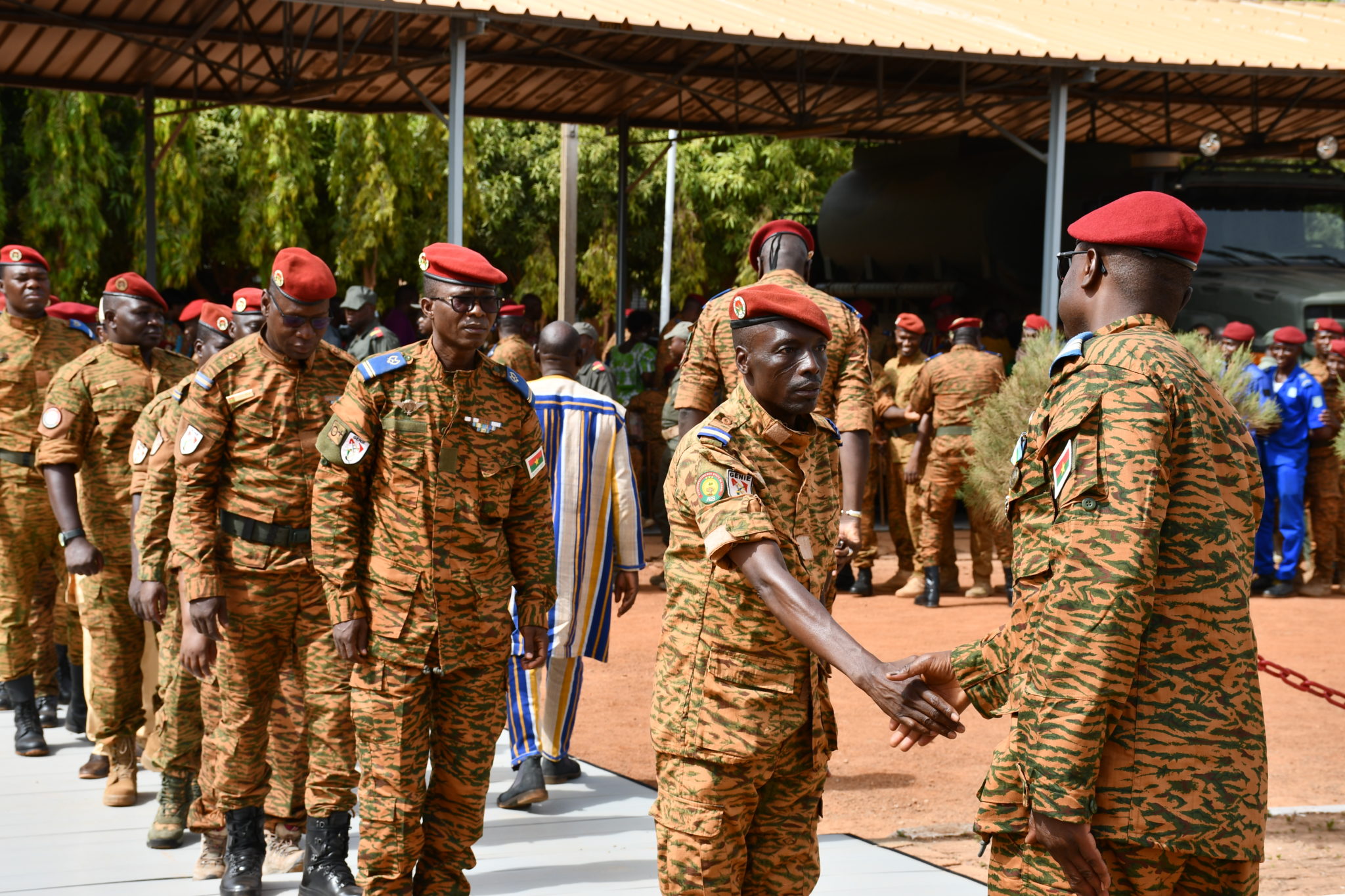 le nouveau chef de corps reçoit les salutations de ses frères d'armes