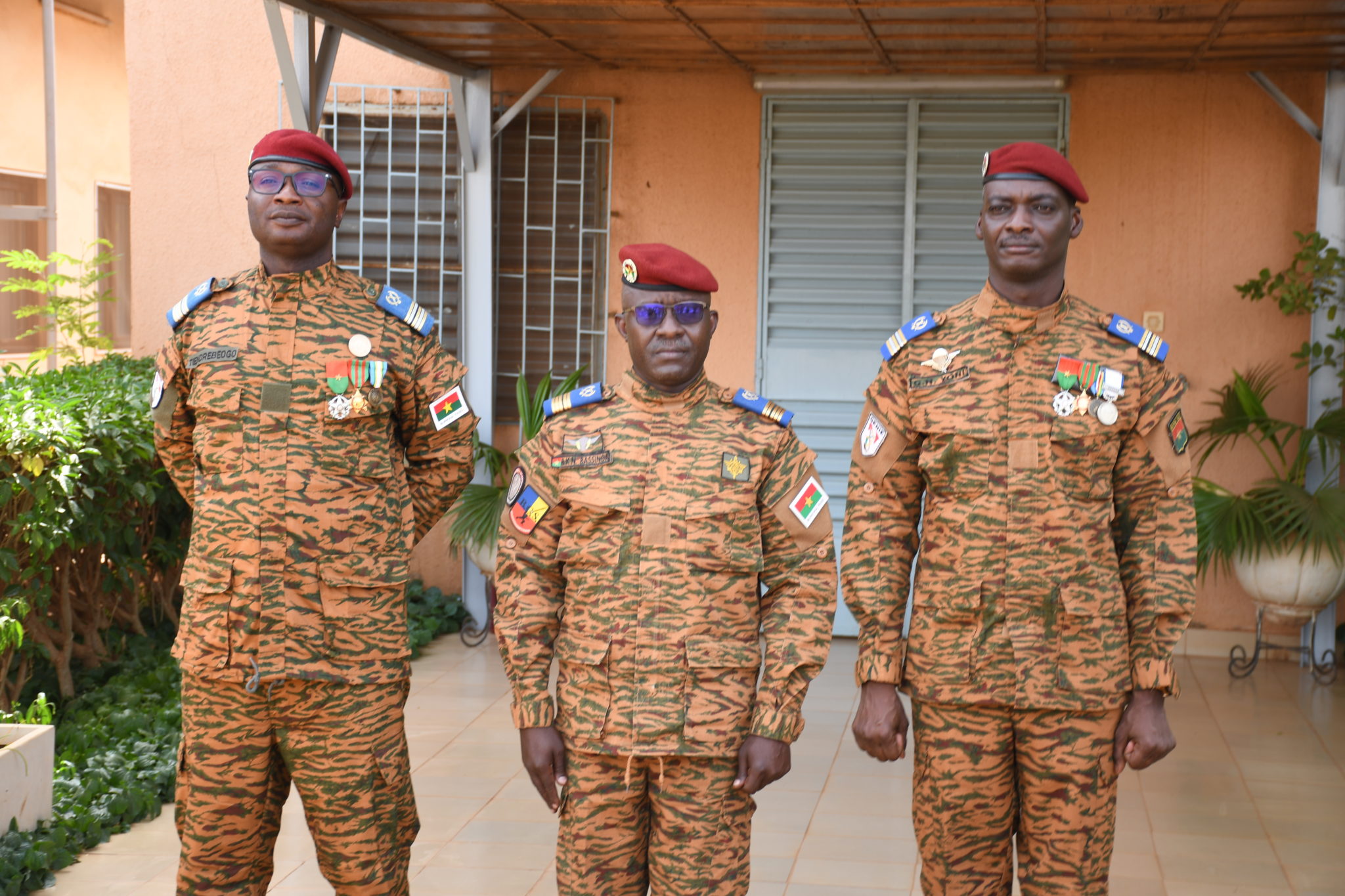 Le Commandant du GCA (au centre) entouré du Lieutenant-Colonel Ghislain Nategwendé Yoni (à gauche) et du nouveau chef de corps, le Lieutenant-Colonel Michaël Tiendrébéogo (à droite)