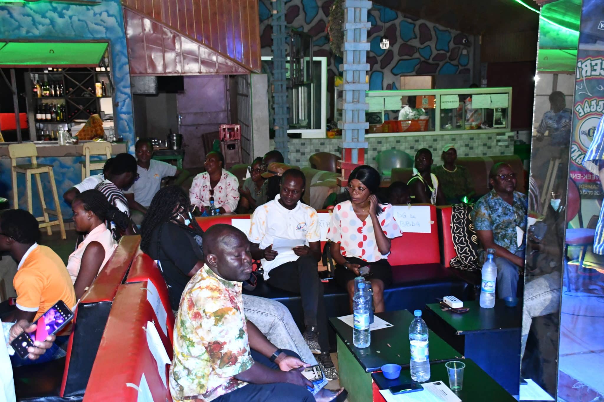 Le public de l'Espace Concerto+ acclame le parcours du manager