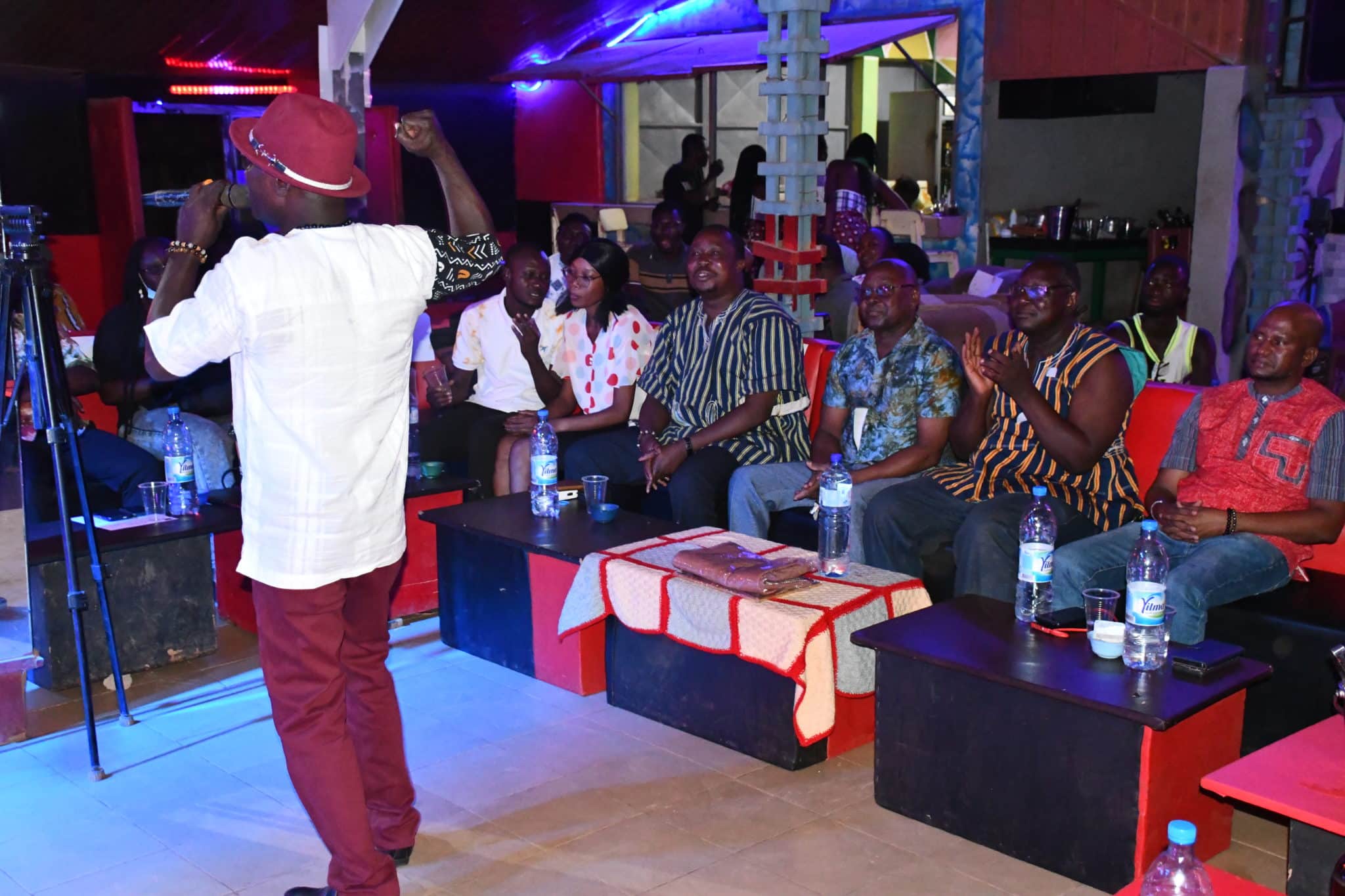 Témoignages et prestations artistiques en hommage au manager Dabs