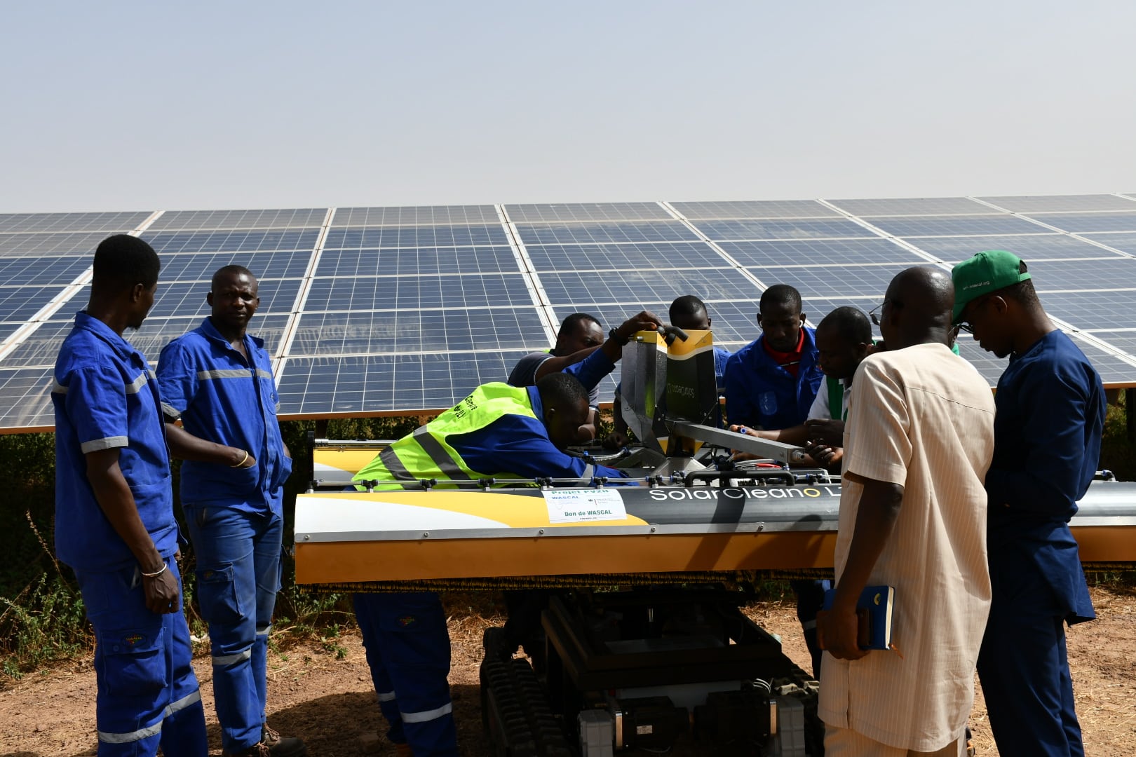 Nettoyage robotisé : un gain de temps et de rendement pour l'énergie solaire au Burkina