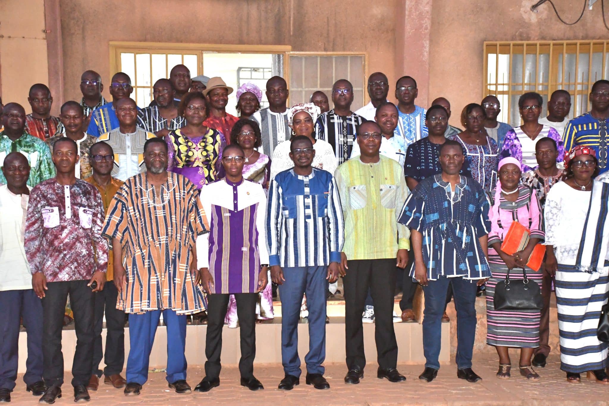 Le Pr Moumouni Zoungrana échangeant avec les directeurs régionaux et provinciaux à Ouahigouya