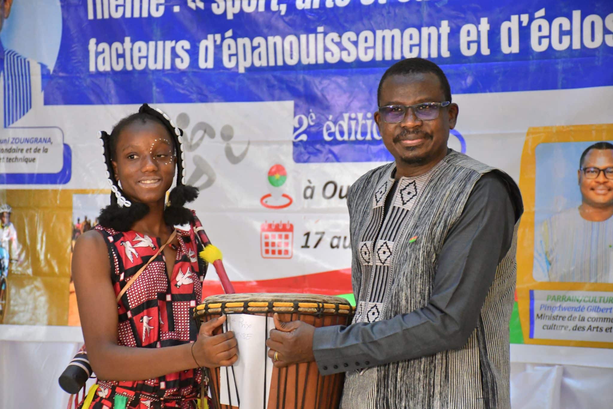 Le Pr Moumouni Zoungrana remettant officiellement le prix à l'un des lauréats de cette 2e édition