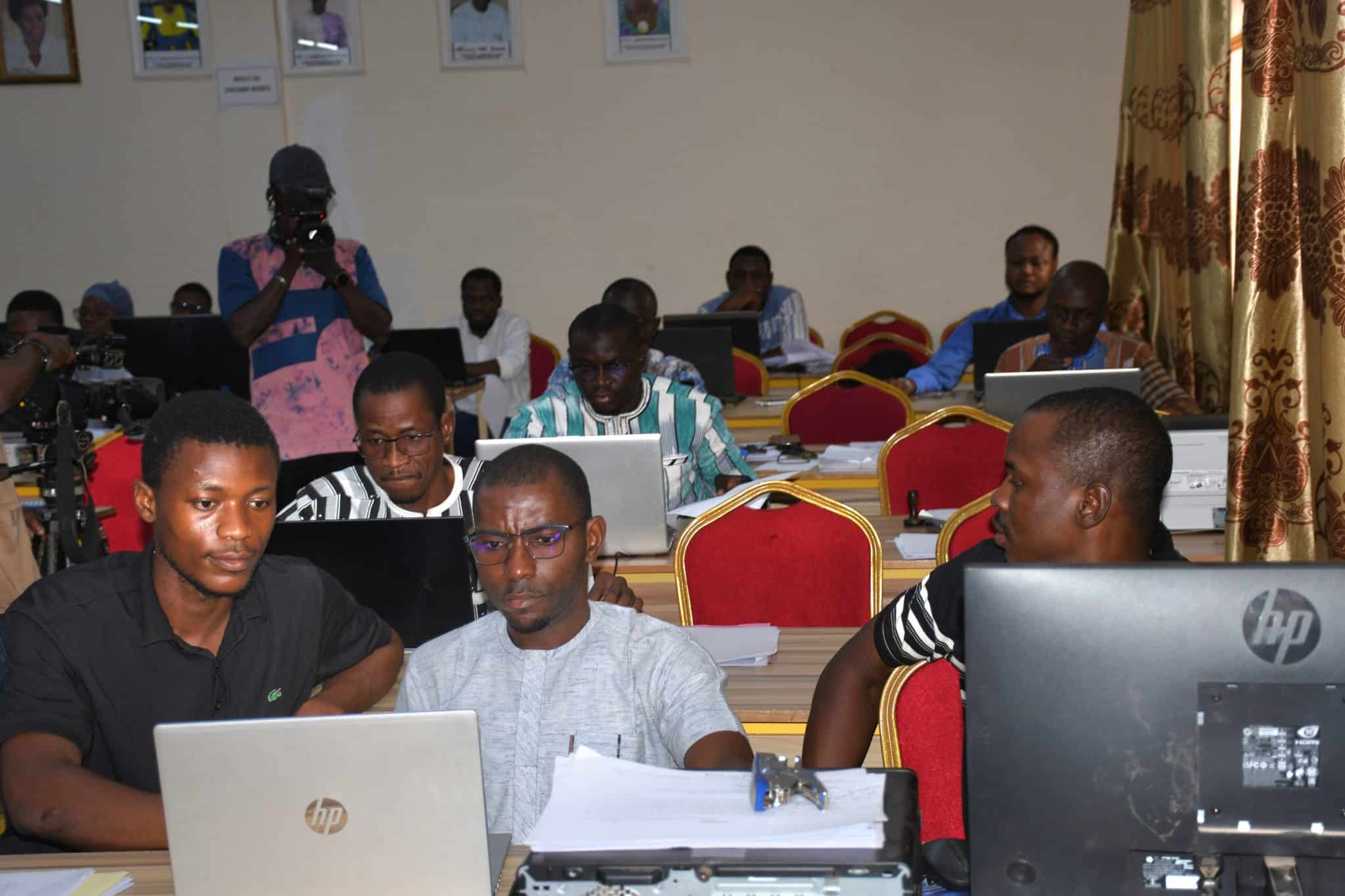 Les agents de la DRH du MESFTP en pleine session de traitement intensif à Koudougou pour apurer les retards de carrière 2022-2024