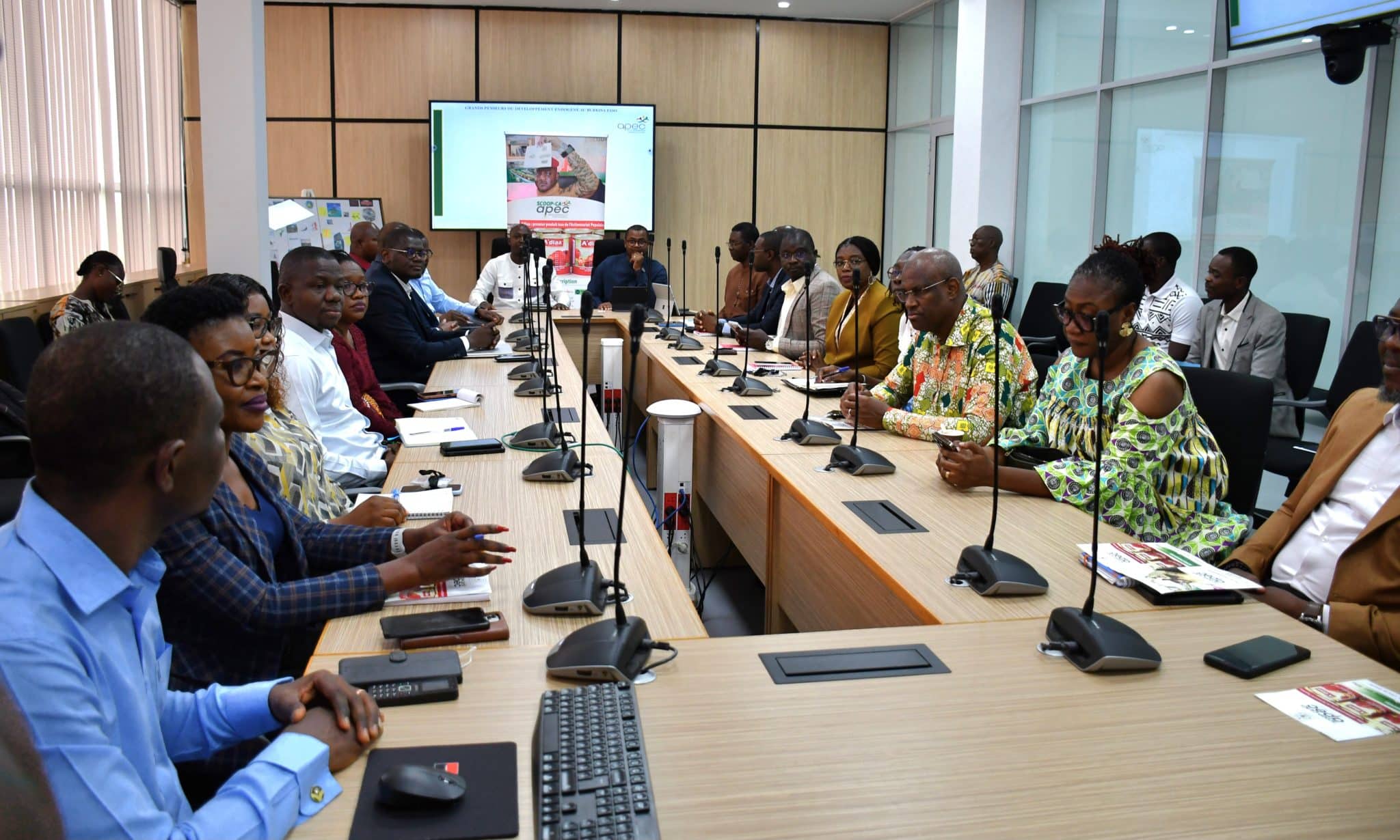 Séance d'information et de sensibilisation des agents de la SGBF sur le modèle de l'actionnariat populaire porté par l'APEC