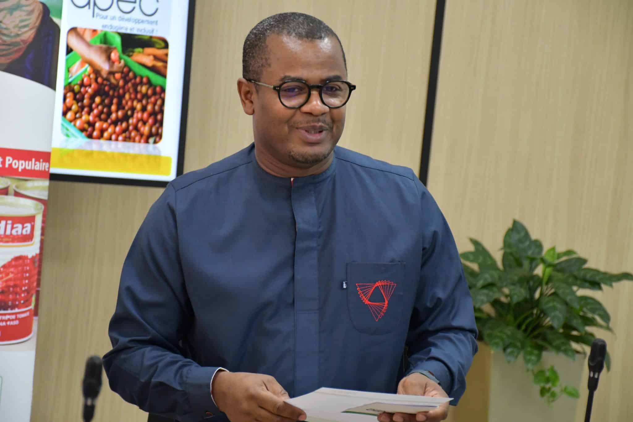 Le Directeur Général de la SGBF montrant l'exemple en effectuant sa souscription officielle au programme de l'APEC