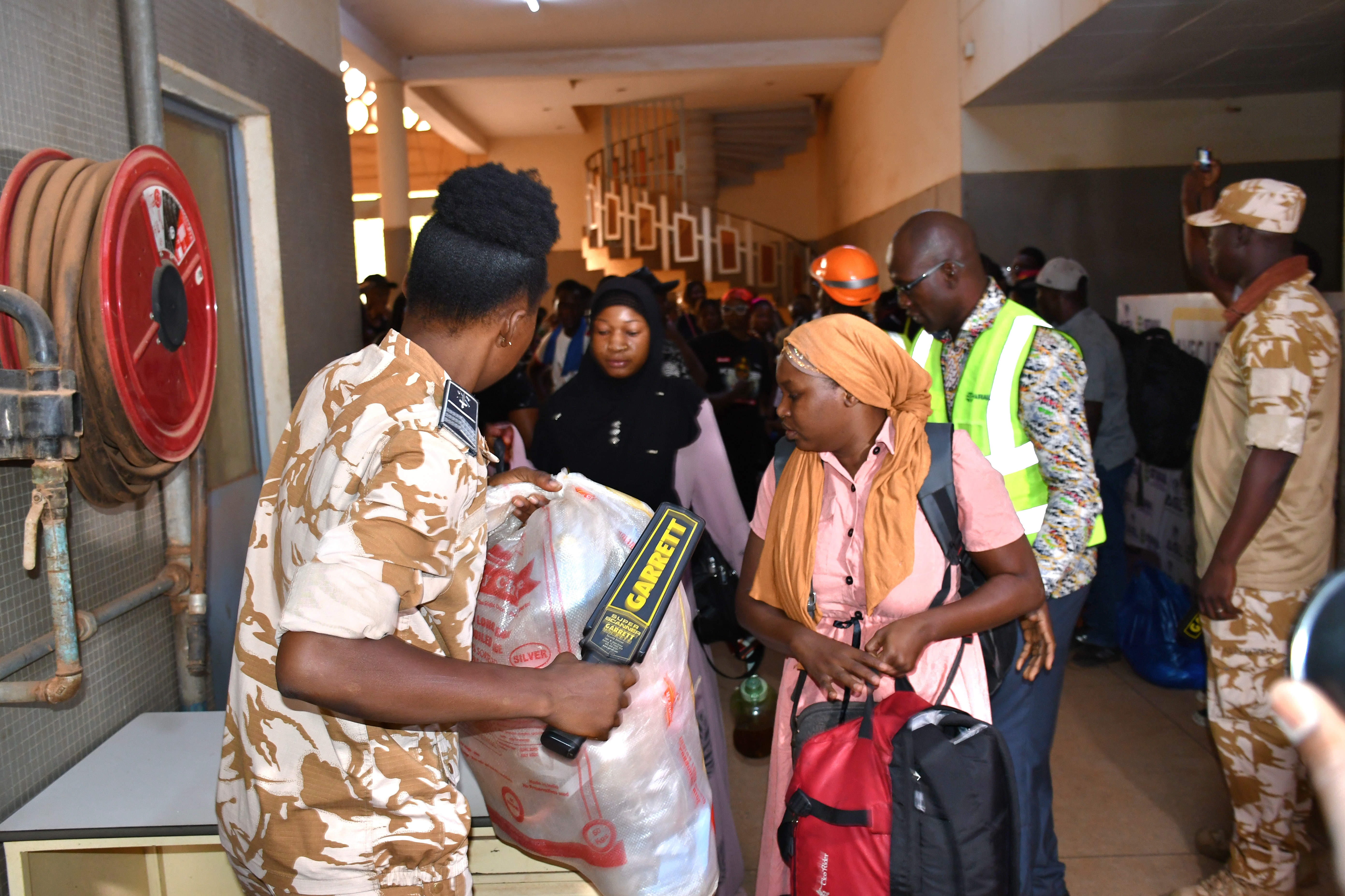 la police nationale procède au contrôle rigoureux des passagers avant l'embarquement à bord du « Train de la Culture » à la gare de Ouagadougou
