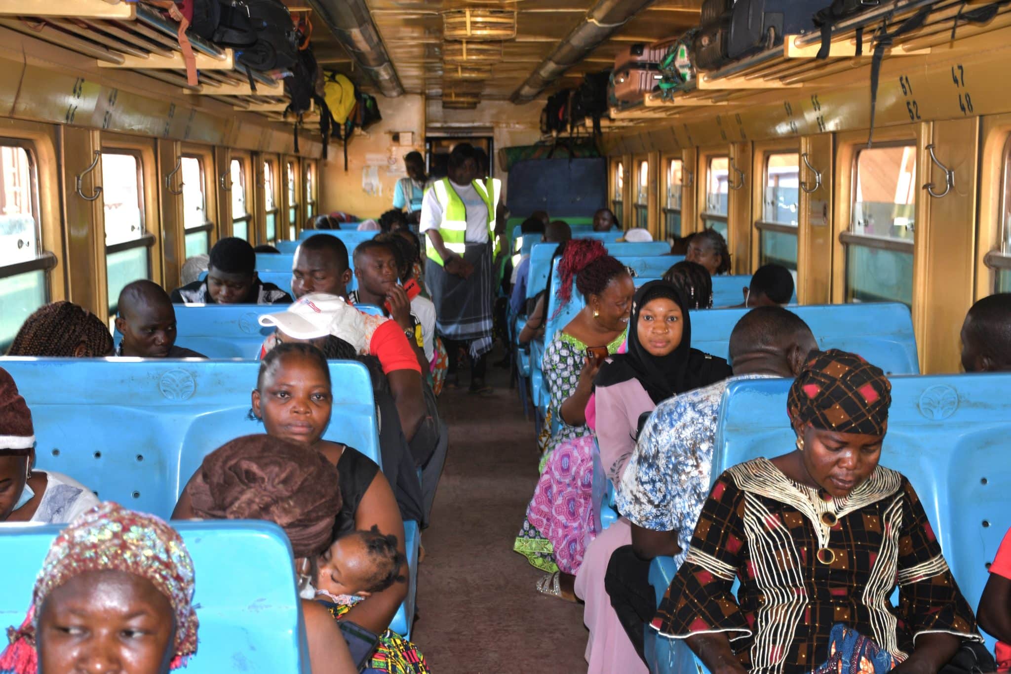 À l'intérieur des voitures, les quelque 300 festivaliers s'installent dans la joie et la bonne humeur pour ce voyage gratuit vers la ville de Sya