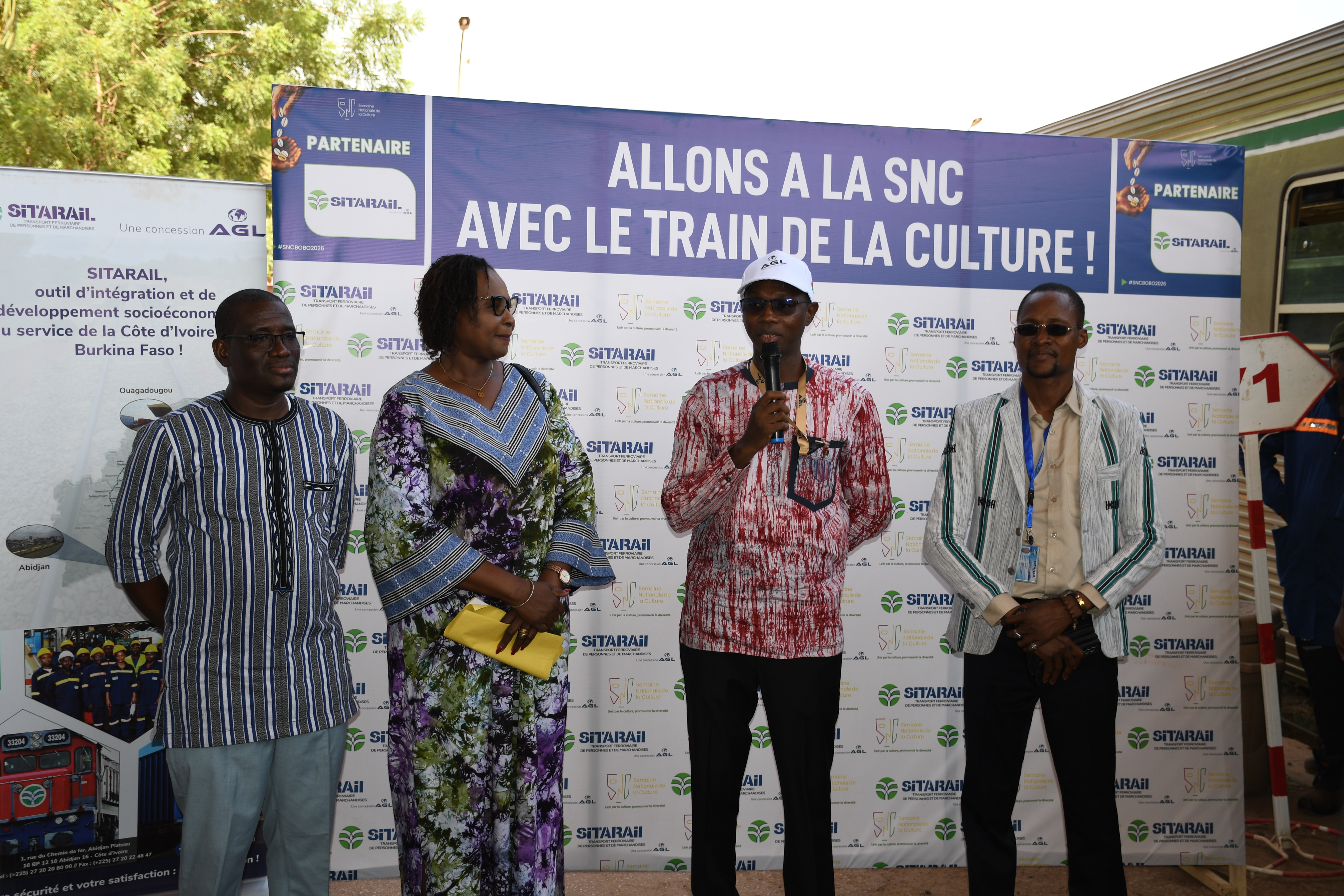Joachim Ouédraogo, Directeur Général Adjoint de AGL Burkina, aux côtés de la représentante du Ministre de la Culture, donne le signal officiel du départ pour le « Train de la Culture »