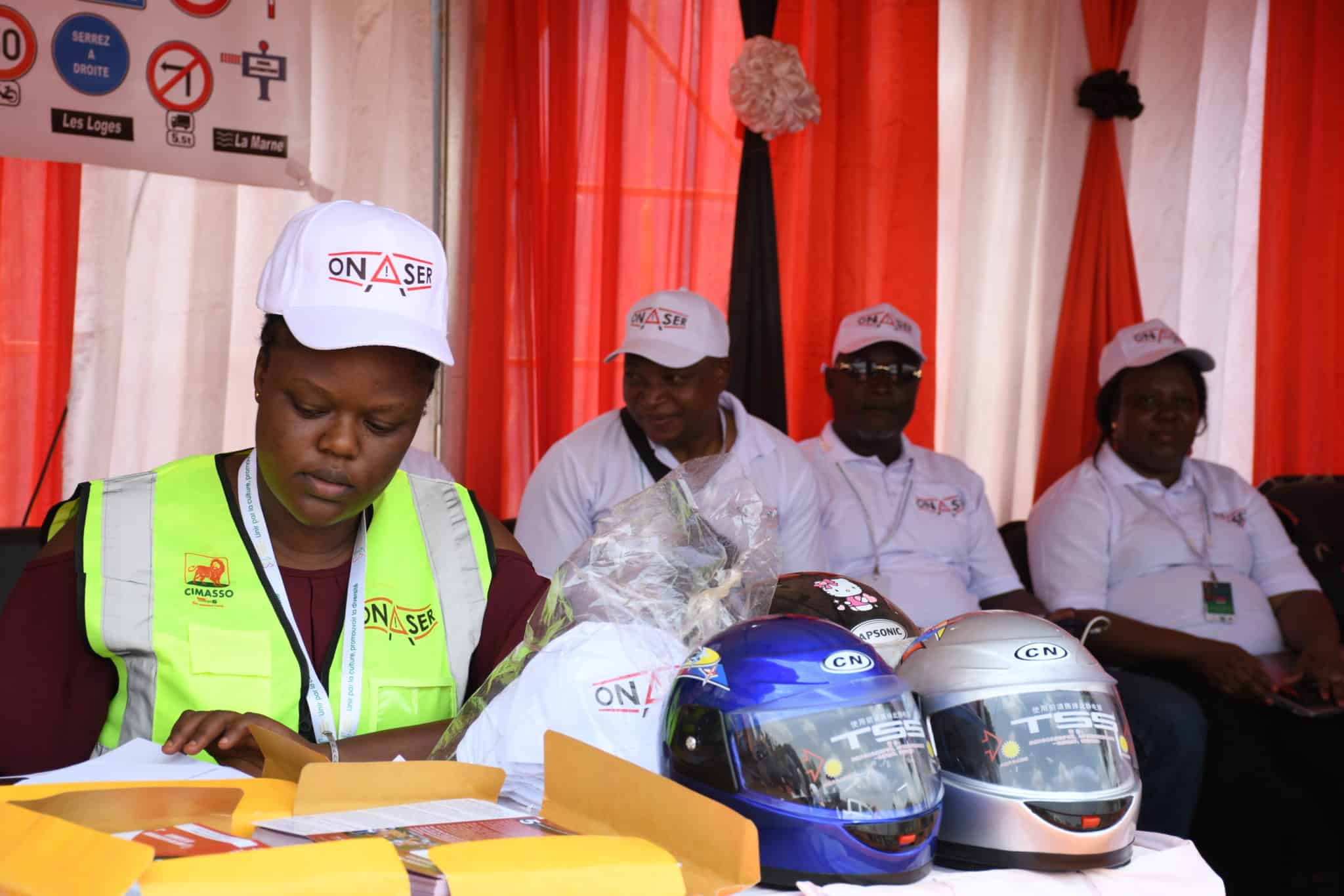 Casques et flyers de sensibilisation exposés pour informer les usagers