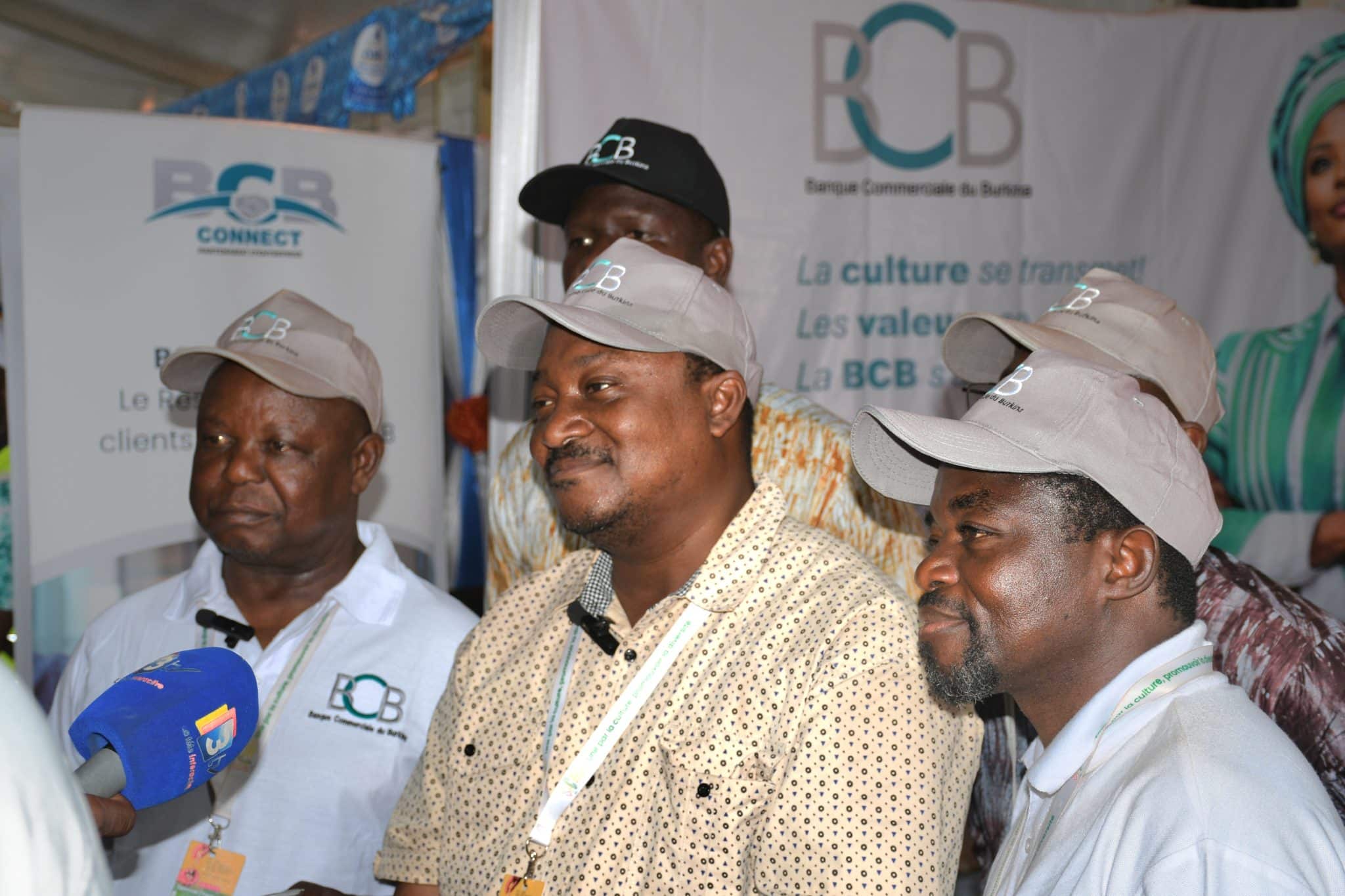 Joseph Tapsoba (Chocho) et Moussa Sourgou (DG Pousbila) aux côtés de Thierry Ouédraogo, Directeur Commercial et Marketing de la BCB, pour magnifier la culture burkinabè