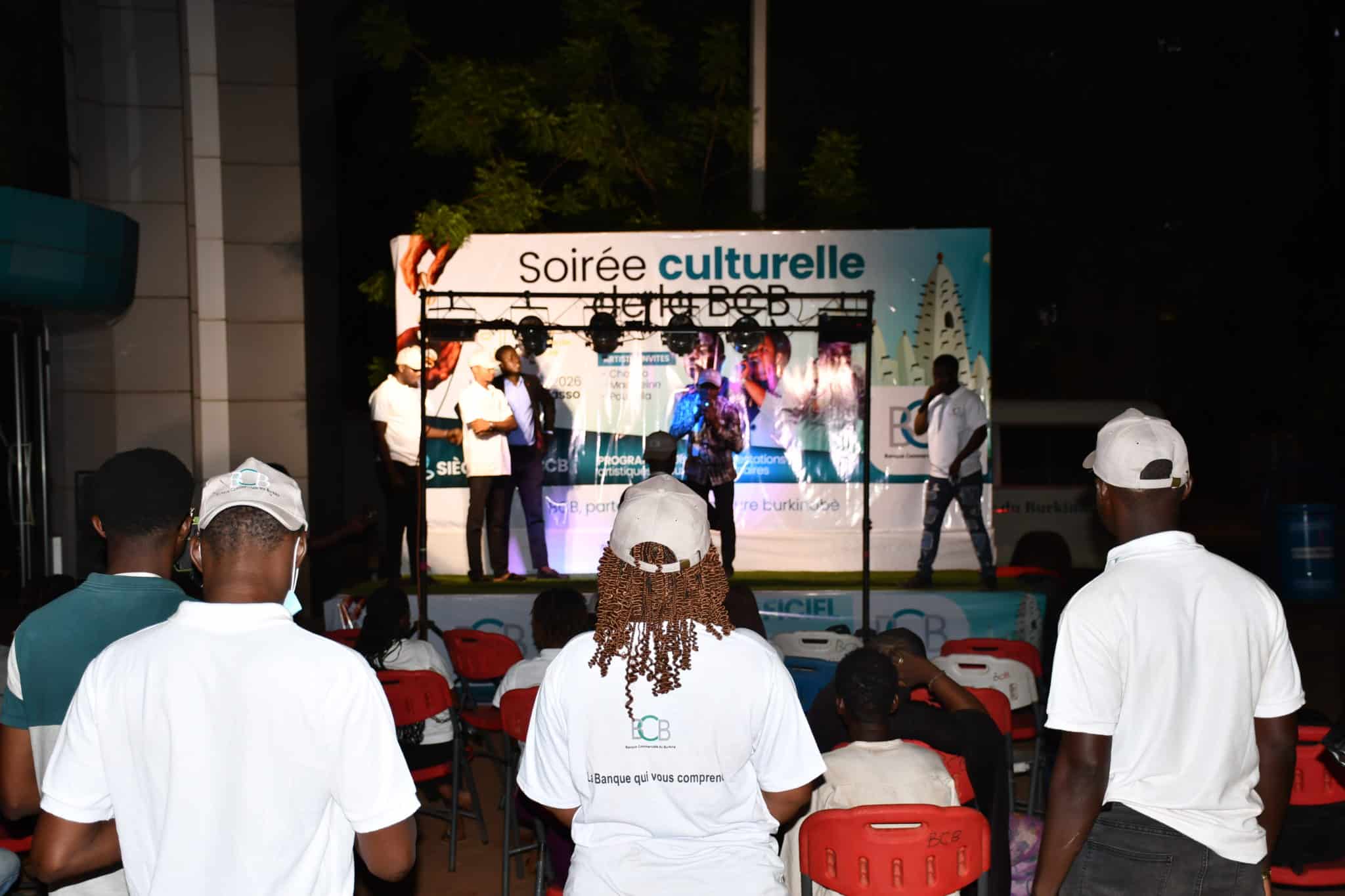 Prestation artistique en direct sur le podium de la banque nationale