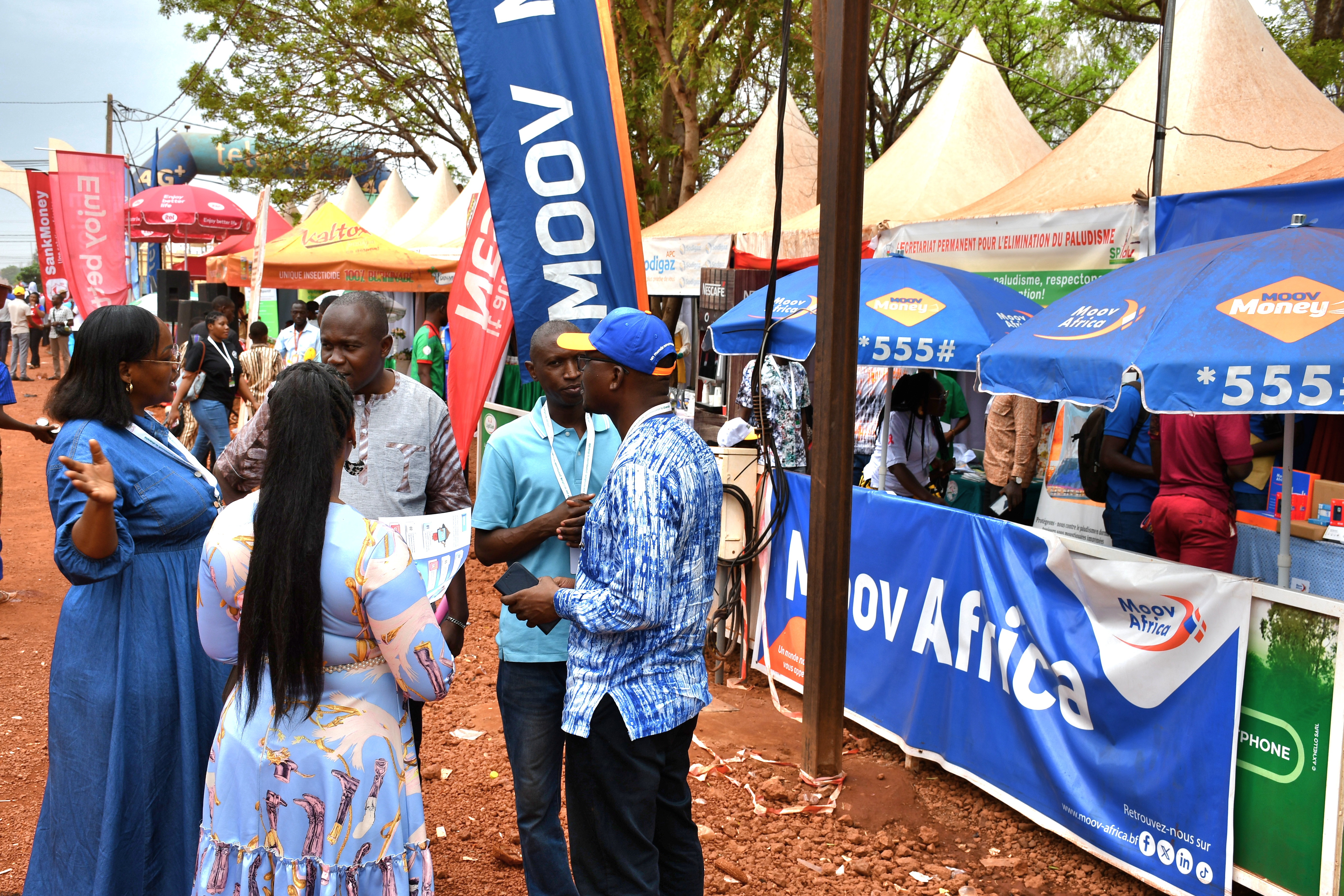 Un espace d'accueil dédié aux festivaliers pour découvrir les offres Moov Money et les solutions de connectivité mobile