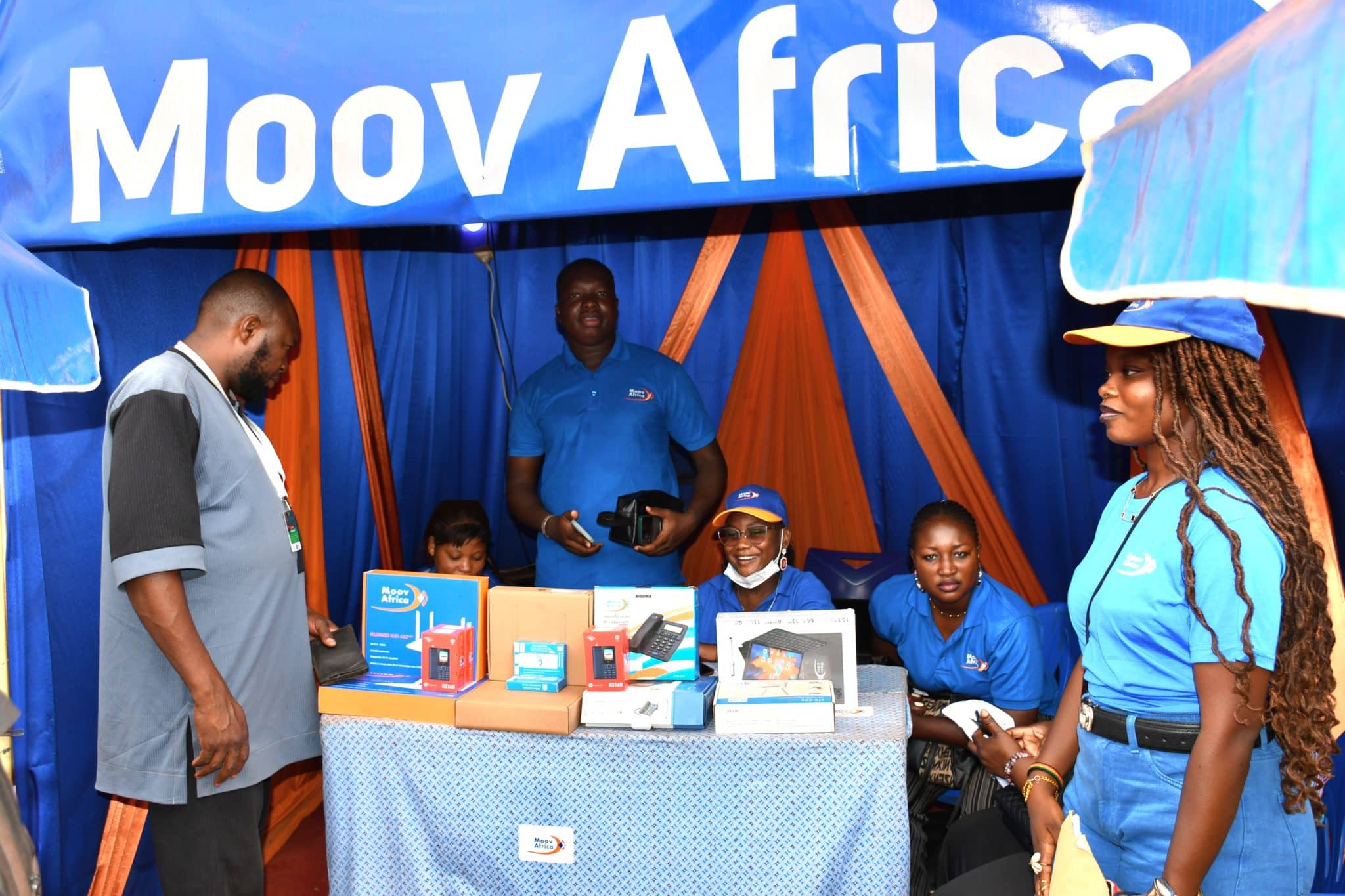 Le stand principal de Moov Africa, idéalement situé à l'entrée de la foire de la SNC 2026