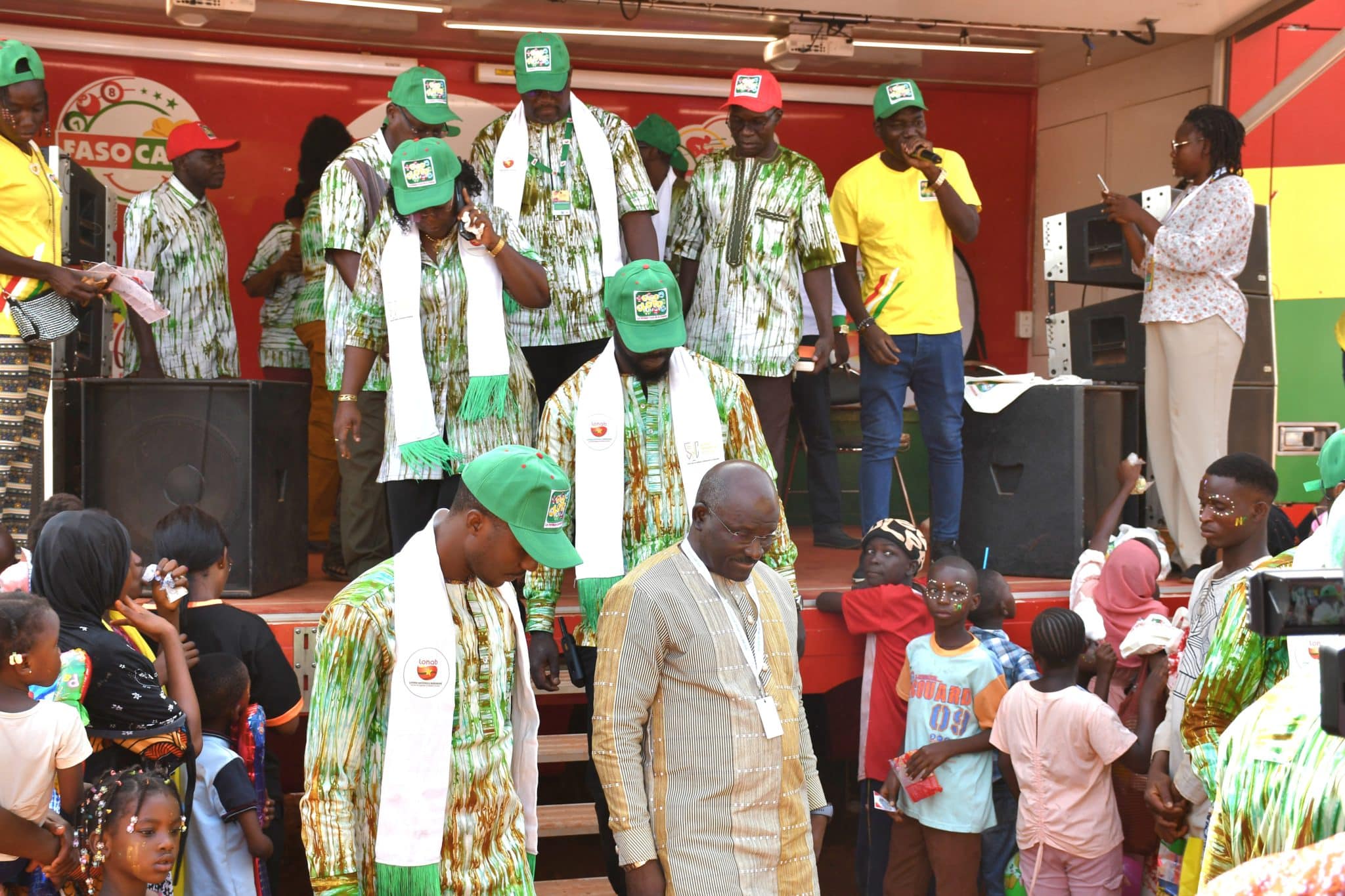 Le DG de la LONAB, Ibrahim Ben Harouna Zarani, et la Directrice de l'Agence de Bobo, Nicole Remène/Hilboudo, lors de la visite du stand.