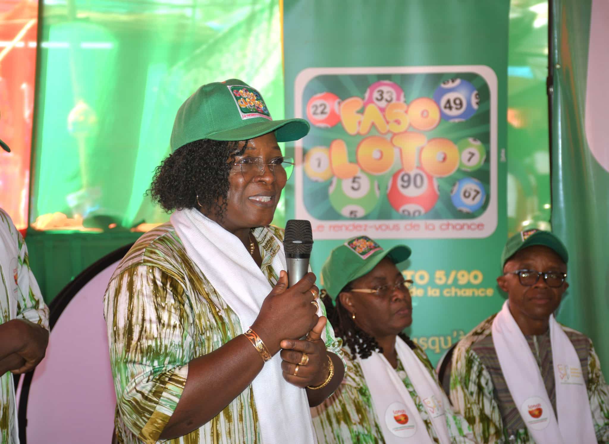 la Directrice de l'Agence de Bobo, Nicole Remène/Hilboudo, lors de la visite du stand