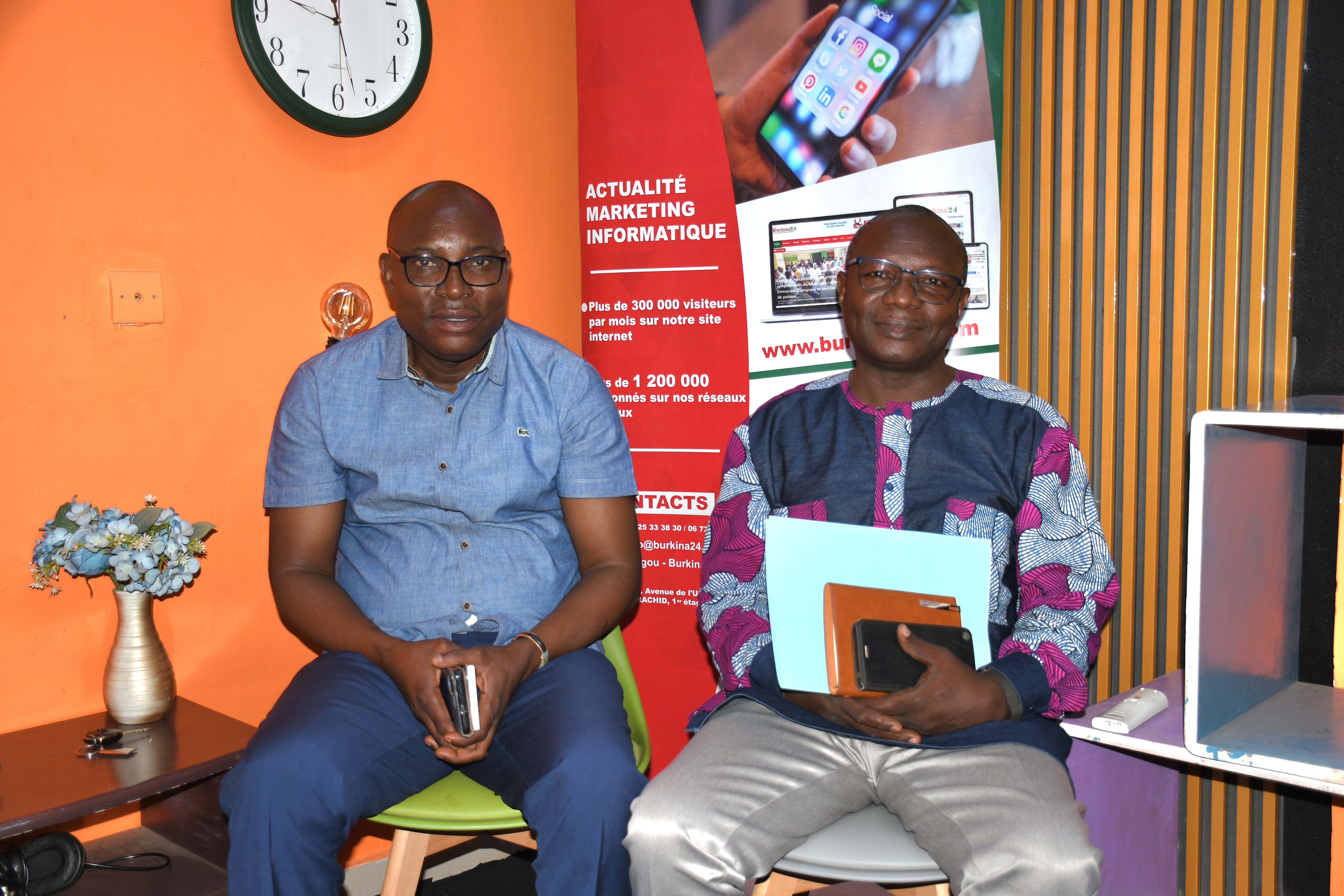 délégation de disciples burkinabè lors de son entretien dans les locaux de Burkina 24 : un moment d'échange marquant la cohésion de la communauté ECK au Burkina Faso