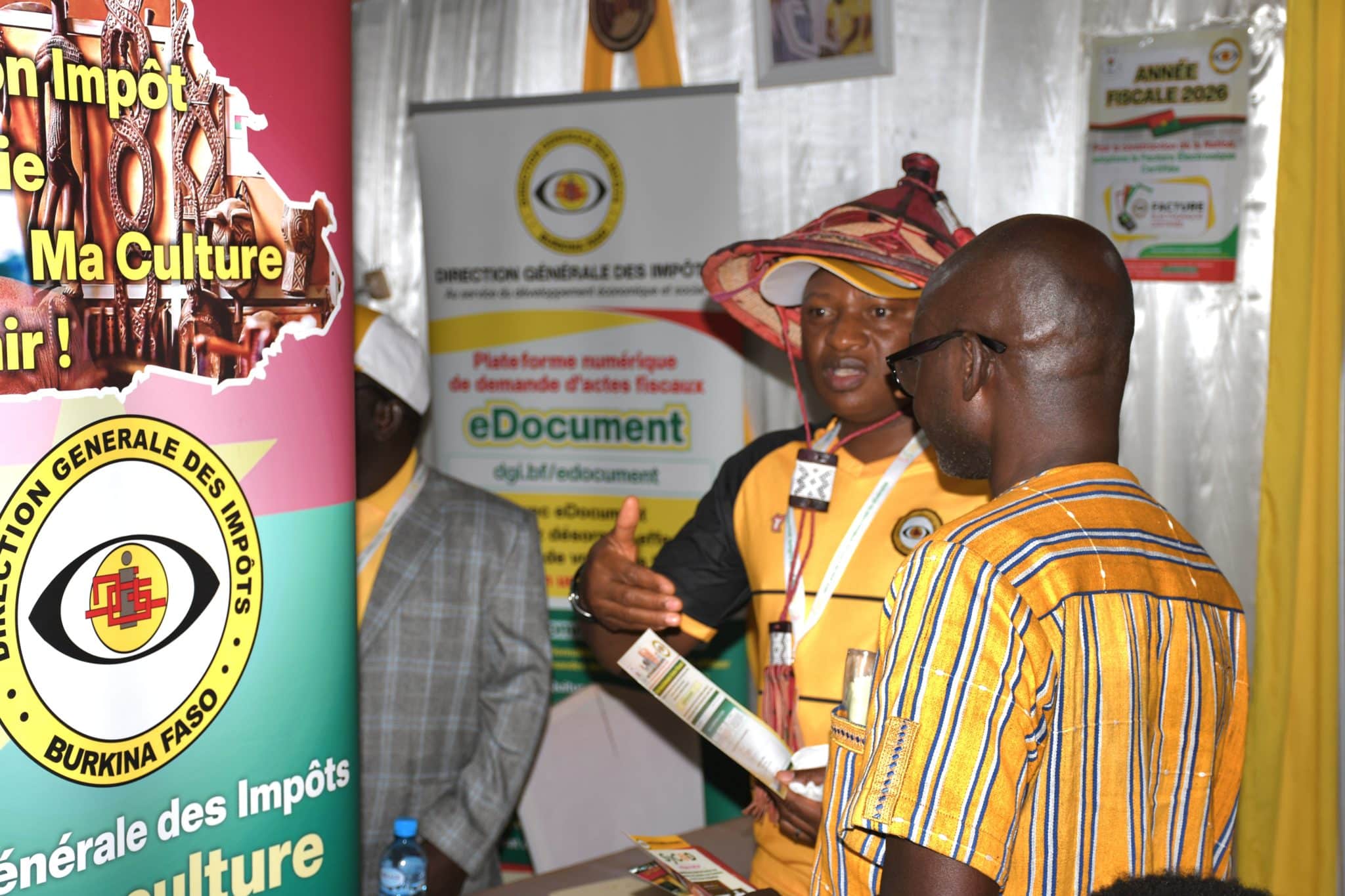 Étienne Soma, chef de service de la communication de la DGI, expliquant les avantages de la plateforme e-Document aux festivaliers