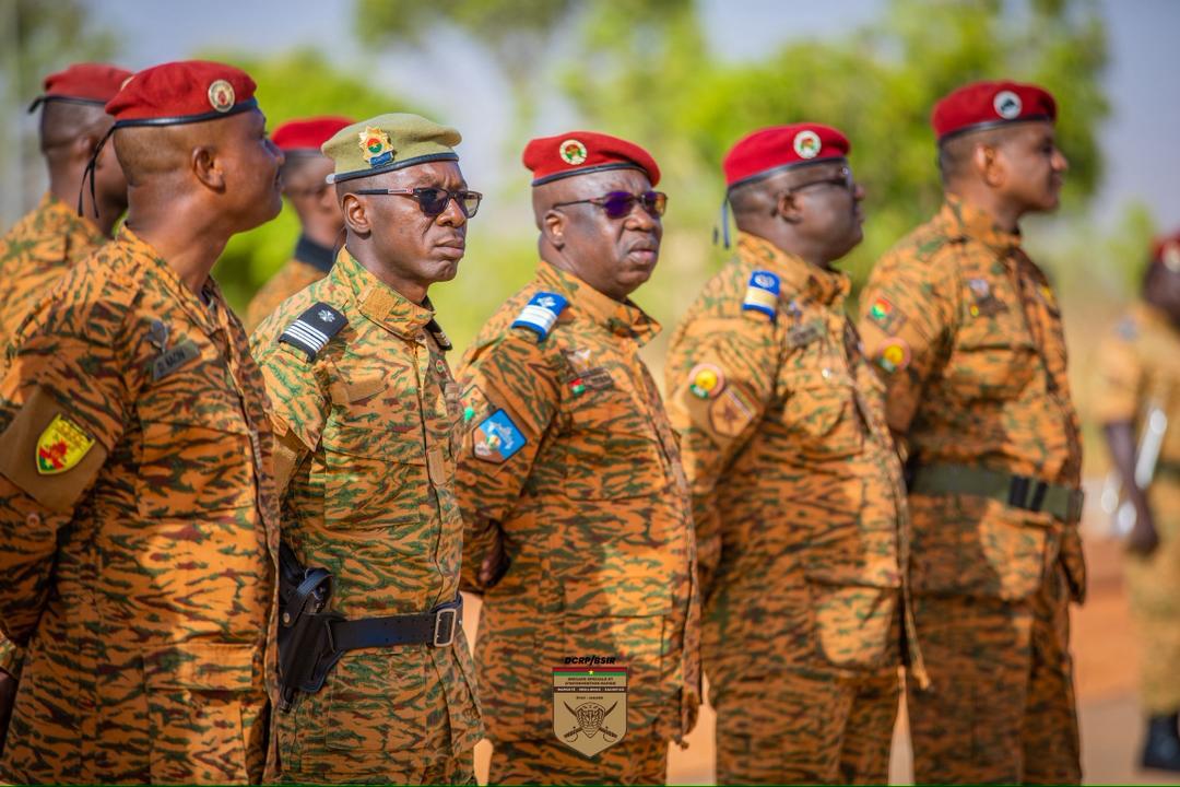 cérémonie mensuelle de montée des couleurs 