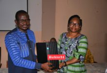 Remise symbolique de matériel informatique par la ministre déléguée chargée de l’Économie au Pr Moumouni Zoungrana lors du lancement de la campagne.