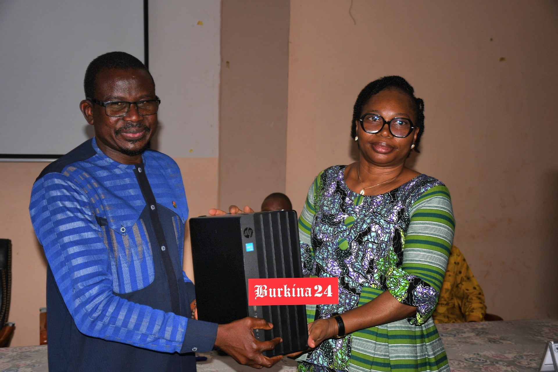 Remise symbolique de matériel informatique par la ministre déléguée chargée de l’Économie au Pr Moumouni Zoungrana lors du lancement de la campagne.