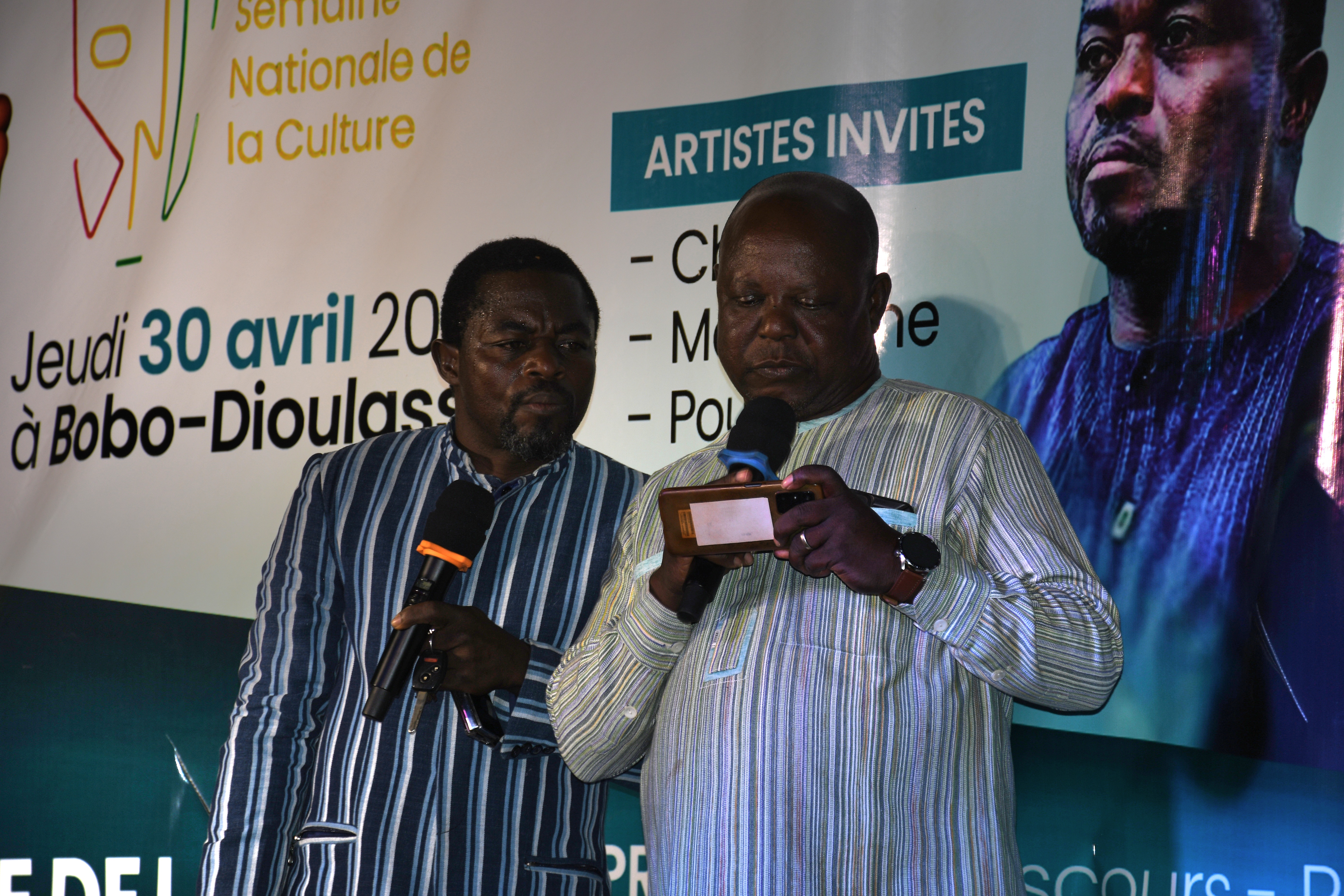 Les comédiens Pousbila et Chocho assurent l'animation du plateau culturel à travers des sketchs d'éducation financière