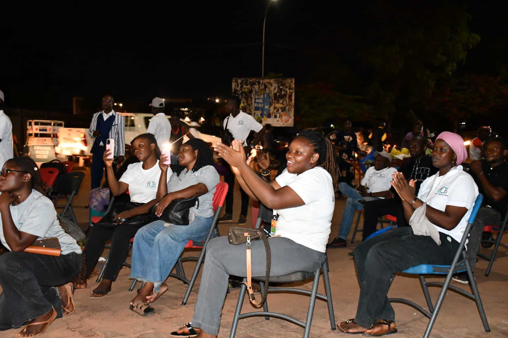 mobilisation des festivaliers devant l'agence principale de la BCB