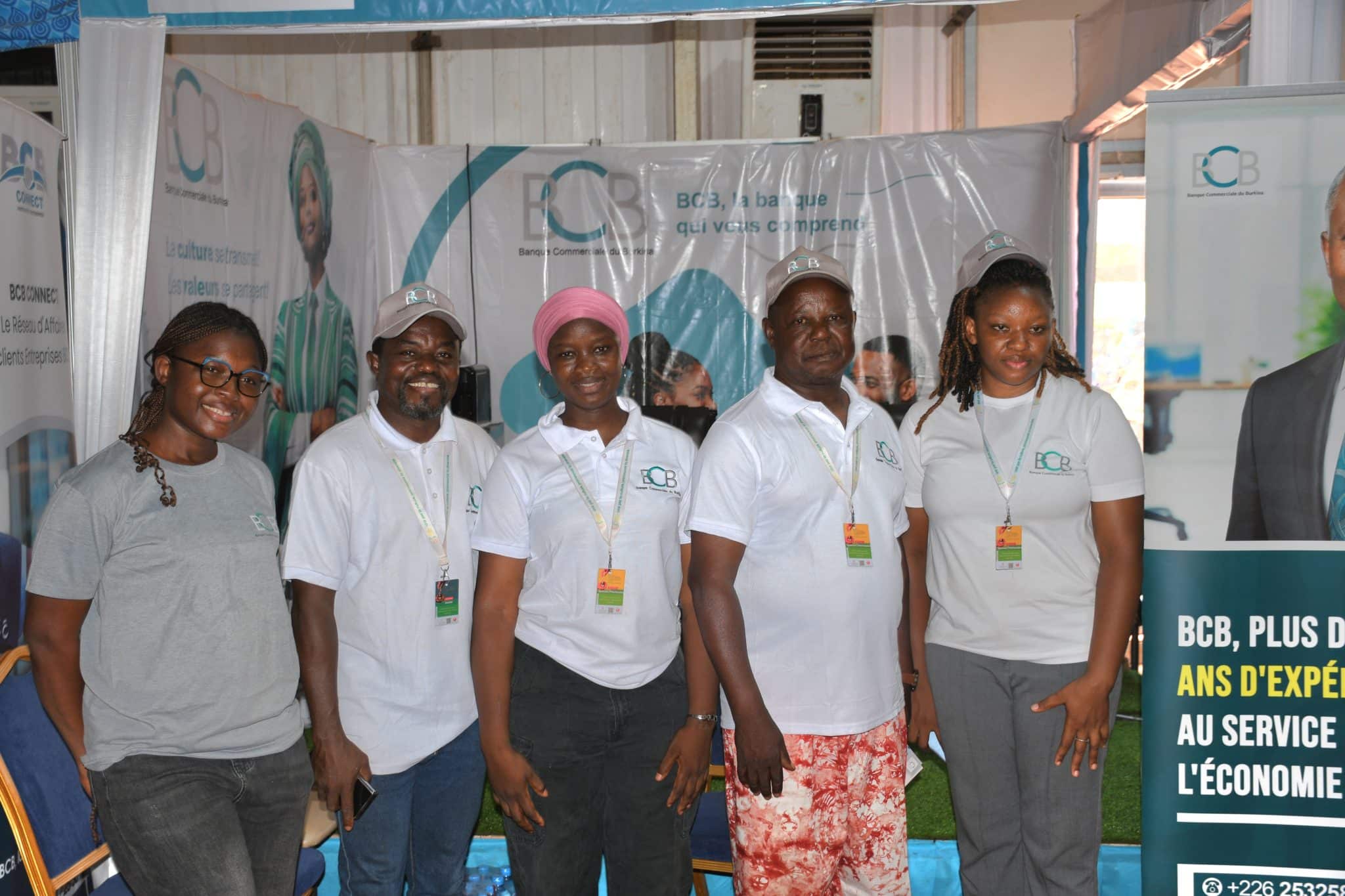 Les artistes Joseph Tapsoba (Chocho) et Moussa Sourgou (DG Pousbila) affichent leur fierté aux côtés de la Banque Commerciale du Burkina à la SNC