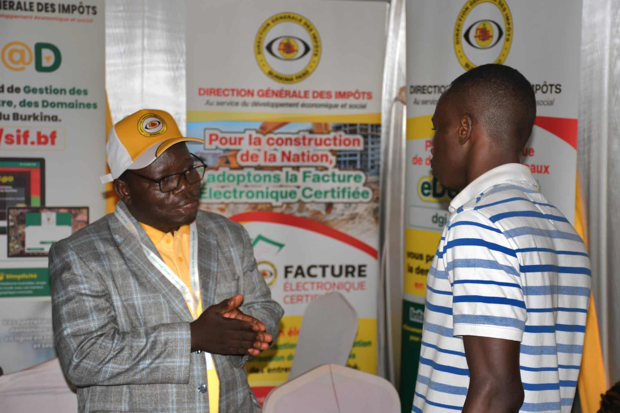 Mahamadi Zoundi, jeune entrepreneur, s'informant sur les modalités de paiement des impôts en ligne au stand de la DGI