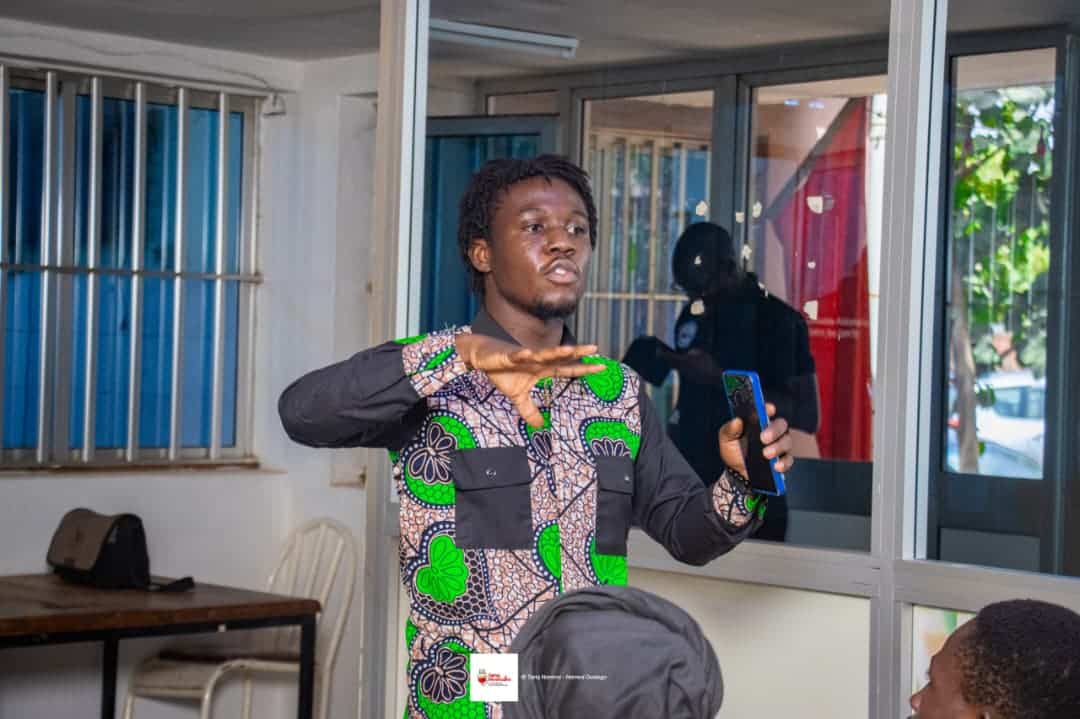 Gueswendé Pascal Sawadogo (à droite), initiateur de « SangNiversaire », lors de la séance de sensibilisation au CNTS